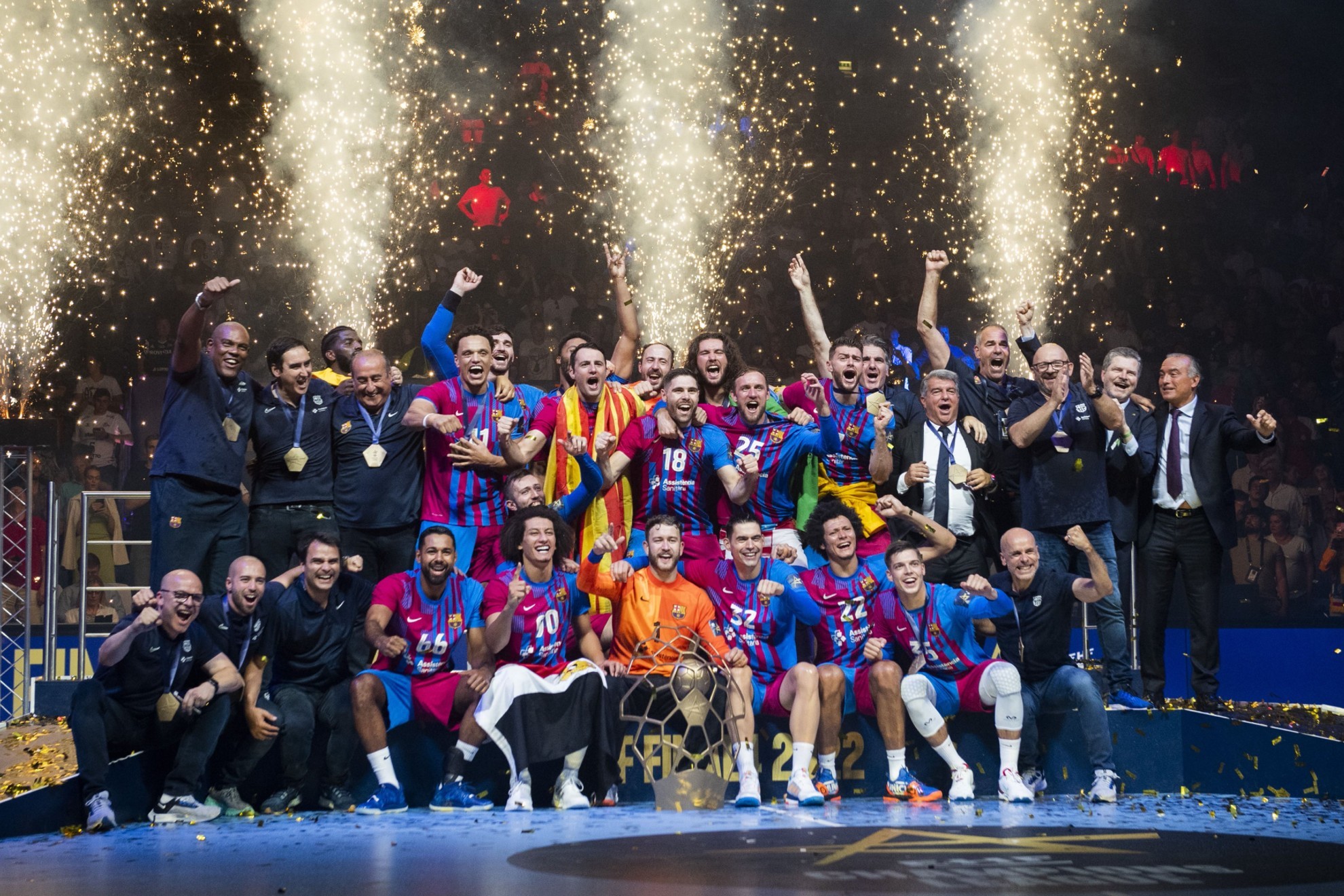 El Barça, tras proclamarse campeón de la Champions 2021/22 / @FCBHANDBOL
