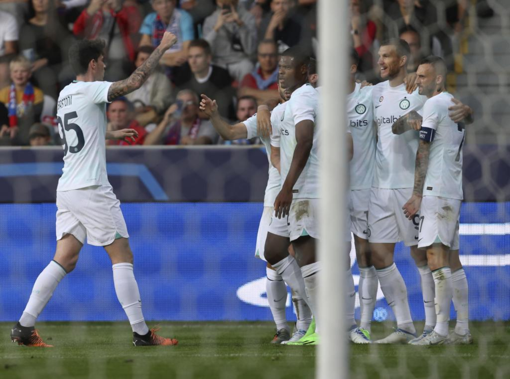 Los jugadores del Inter celebrando el tanto de Dzeko. / AP