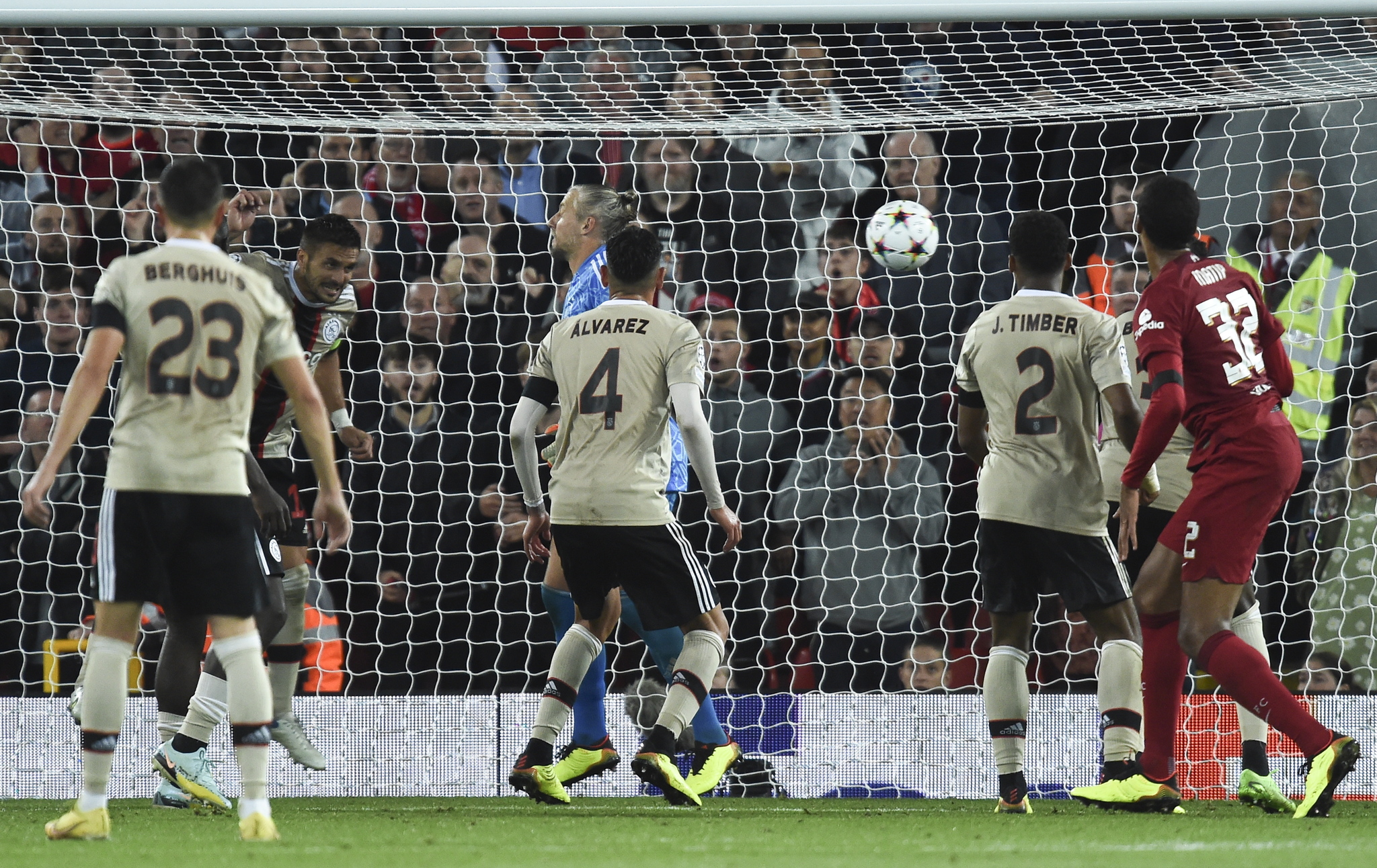 El gol tardío de Matip lleva al Liverpool a vencer al Ajax