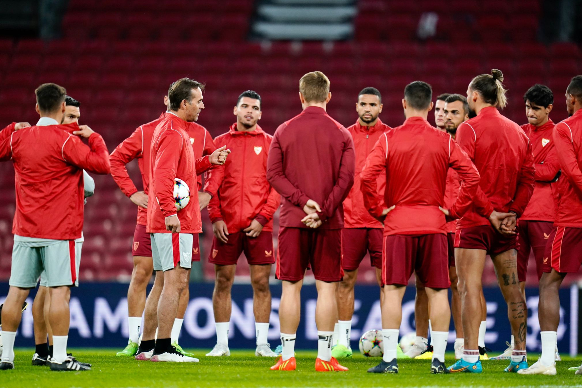 Lopetegui se dirige a sus jugadores en el Parken Stadion / Sevilla FC