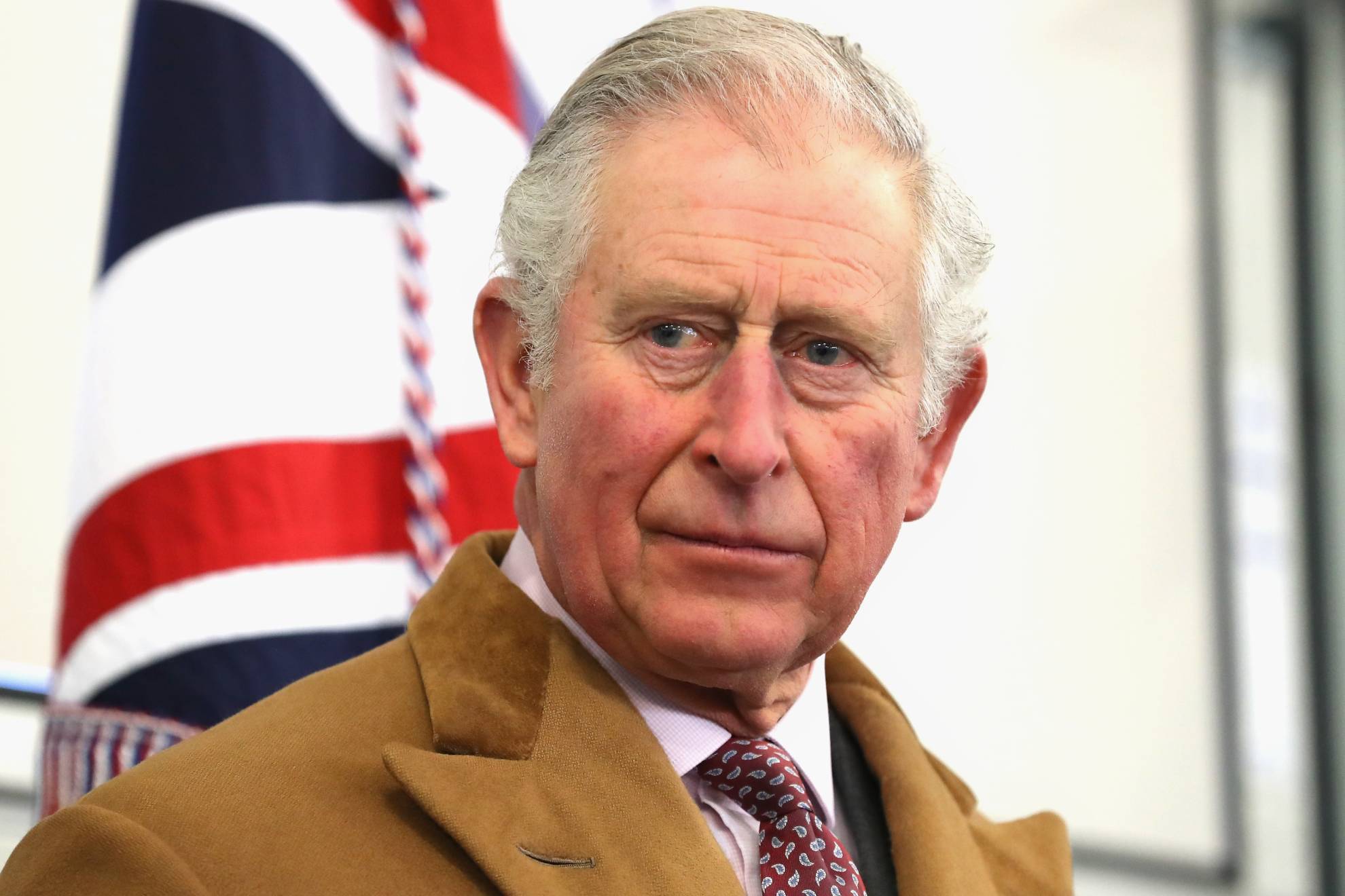Carlos III despide a un centenar de empleados durante una ceremonia en honor a Isabel II