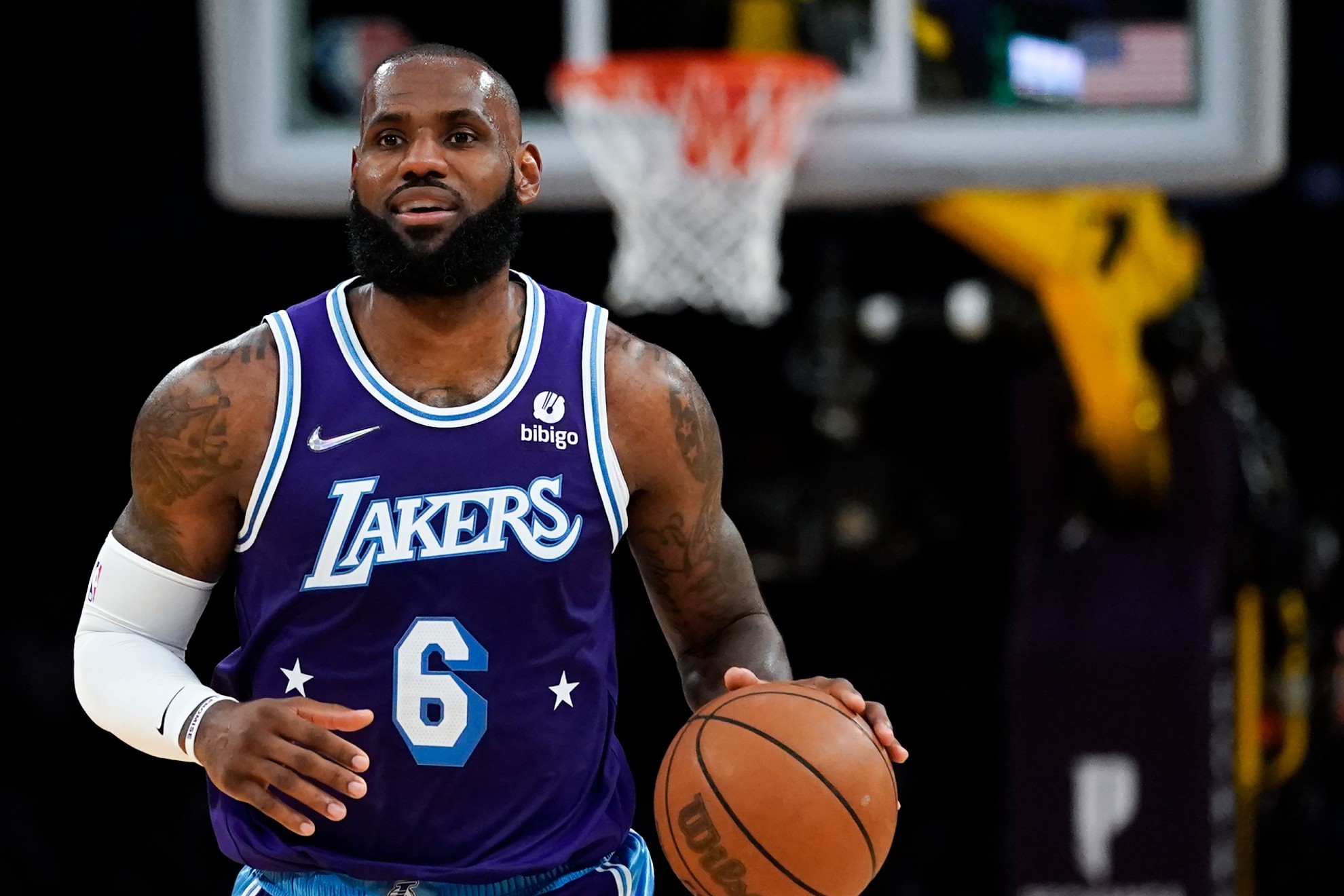 LeBron James en un partido con los Lakers la pasada temporada | AP