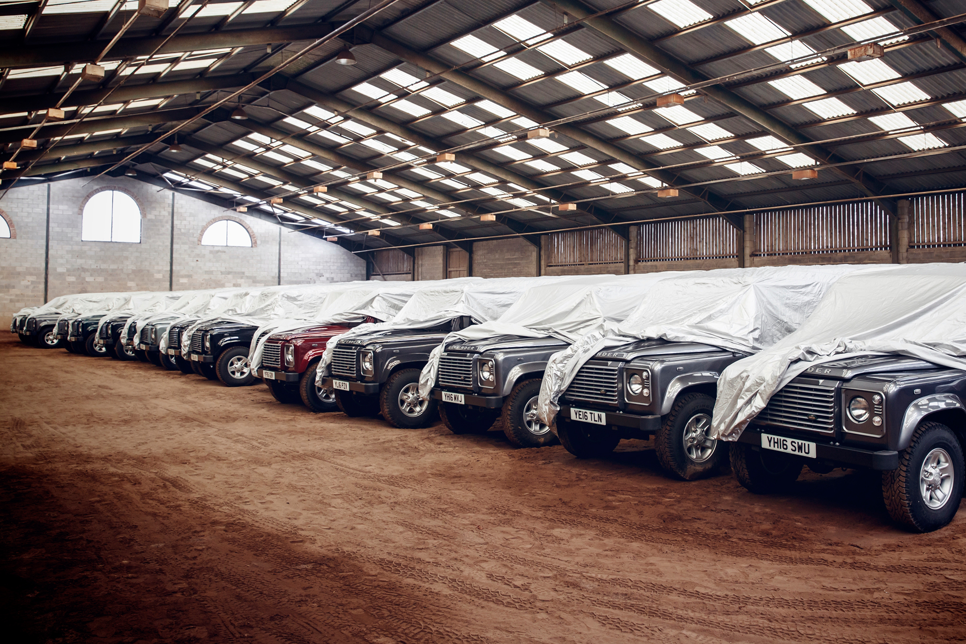 Los 16 coches, listos para ser encargados por sus próximos dueños. Foto: Twisted