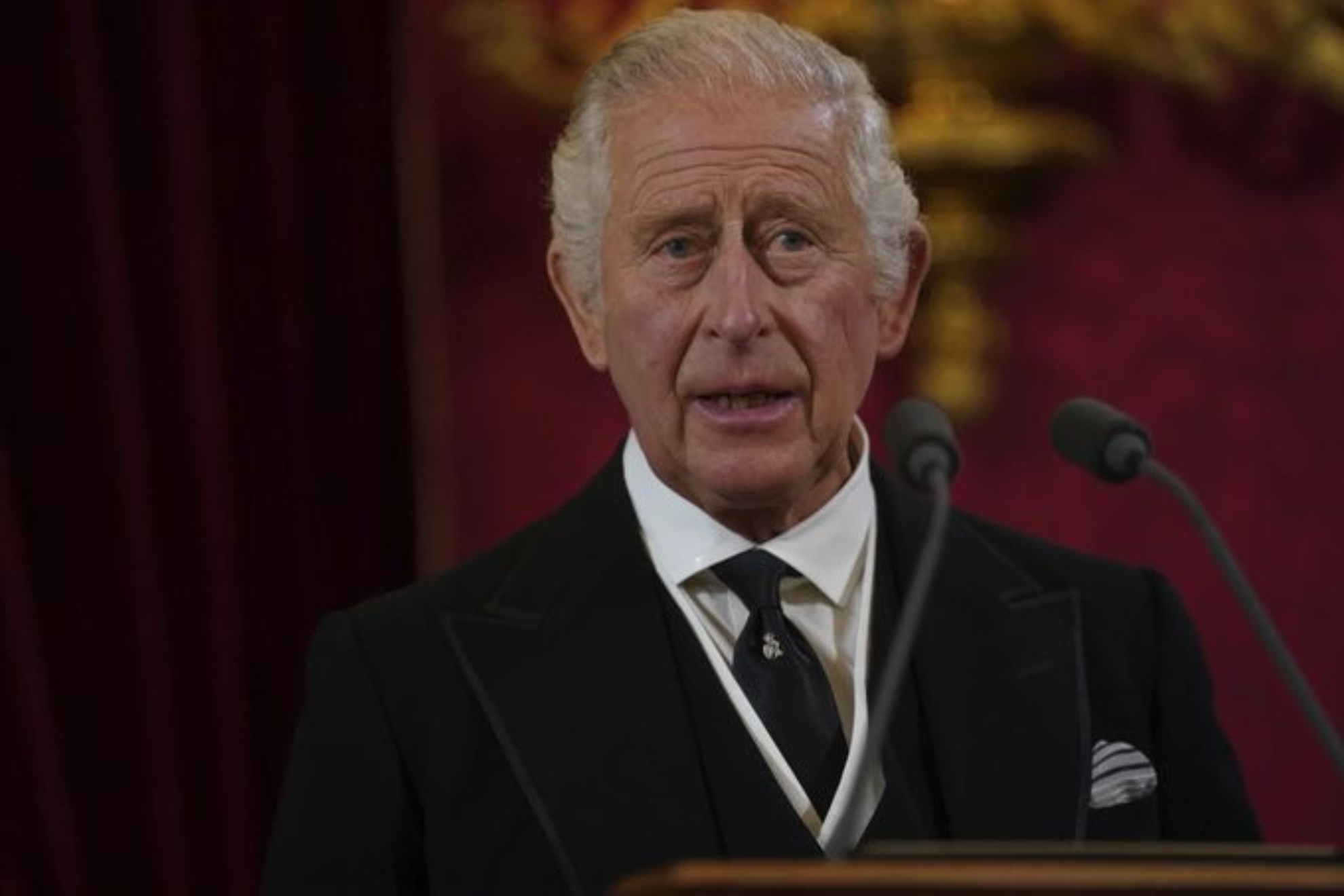 Carlos III no puede aguantar las lágrimas al escuchar por primera vez el 'God Save the King' en el Parlamento