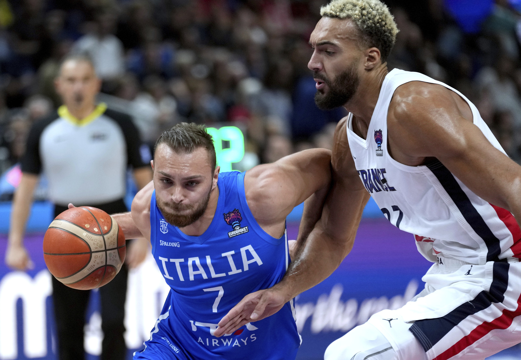 Italy's Sefano Tonut, left, is challenged by Rudy Gobert of France, right, during the Eurobasket quarter final basketball match between France and Italy in  lt;HIT gt;Berlin lt;/HIT gt;, Germany, Wednesday, Sept. 14, 2022. (AP Photo/Michael Sohn)