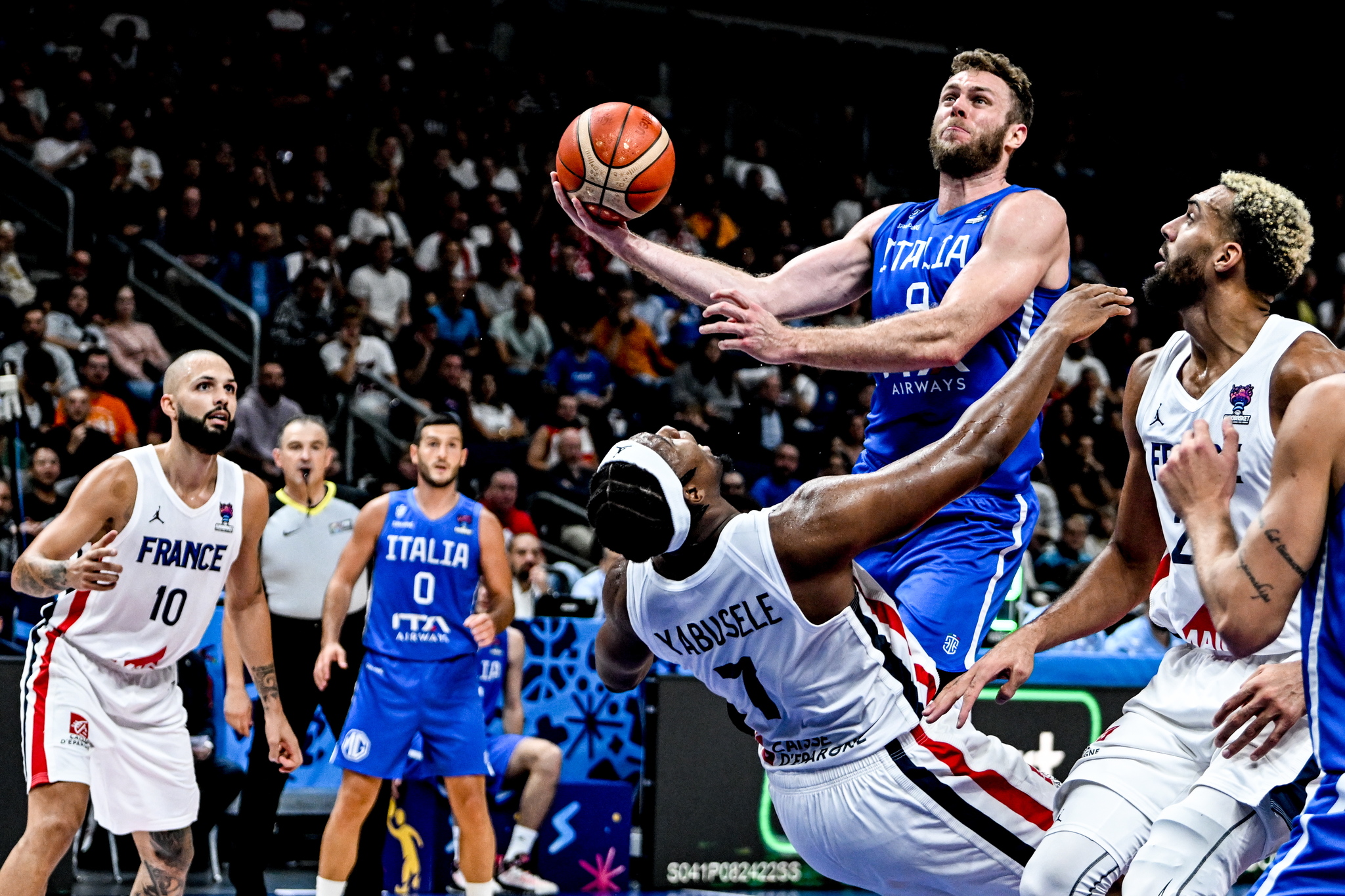  lt;HIT gt;Berlin lt;/HIT gt; (Germany), 14/09/2022.- Nicolo Melli of Italy (2nd-R) in action against Guerschon Yabusele (C) of France during the FIBA EuroBasket 2022 Quarter Finals match between Italy and France at EuroBasket Arena in  lt;HIT gt;Berlin lt;/HIT gt;, Germany, 14 September 2022. (Baloncesto, Francia, Alemania, Italia) EFE/EPA/FILIP SINGER