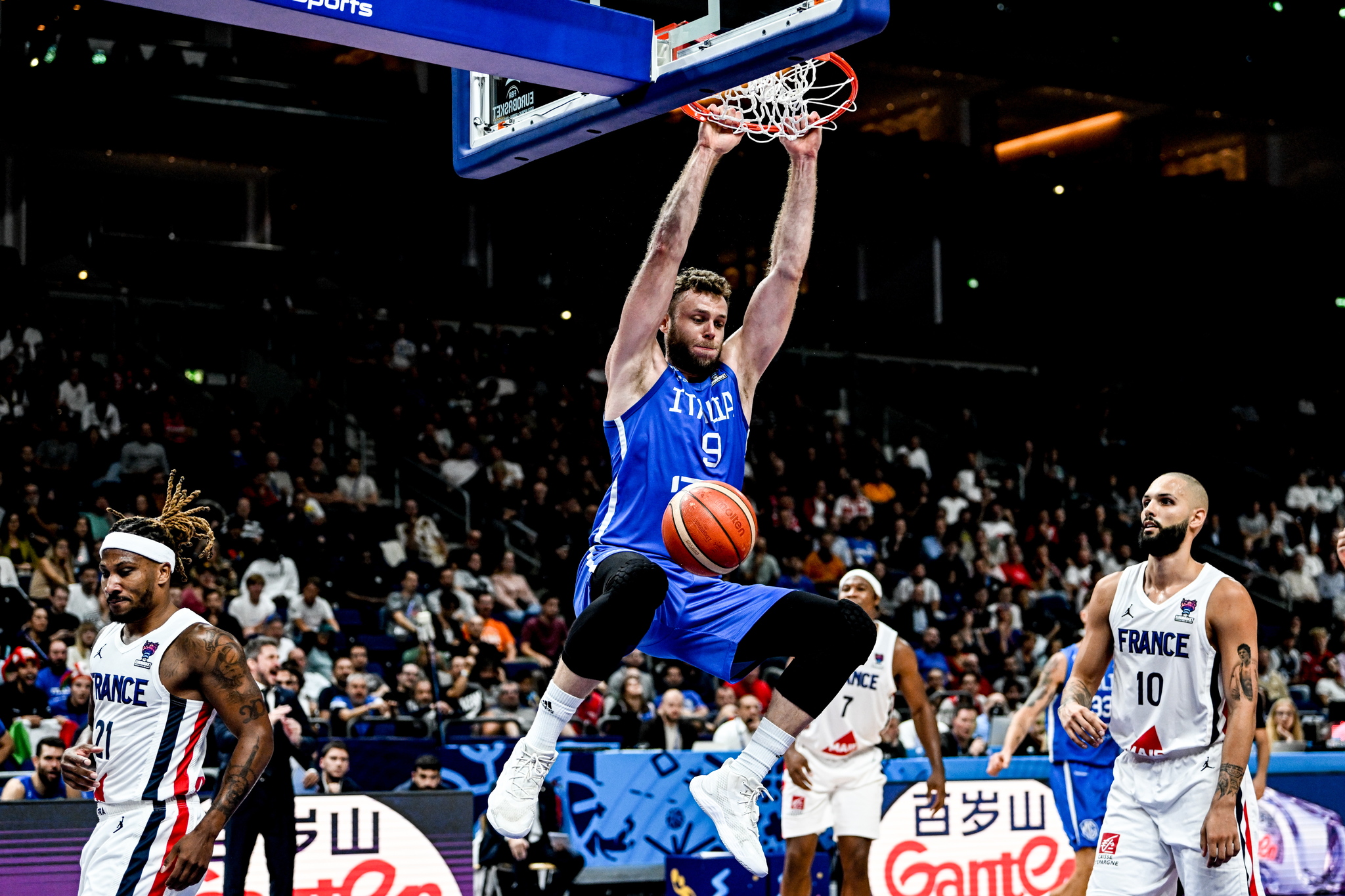  lt;HIT gt;Berlin lt;/HIT gt; (Germany), 14/09/2022.- Nicolo Melli of Italy in action during the FIBA EuroBasket 2022 Quarter Finals match between Italy and France at EuroBasket Arena in  lt;HIT gt;Berlin lt;/HIT gt;, Germany, 14 September 2022. (Baloncesto, Francia, Alemania, Italia) EFE/EPA/FILIP SINGER