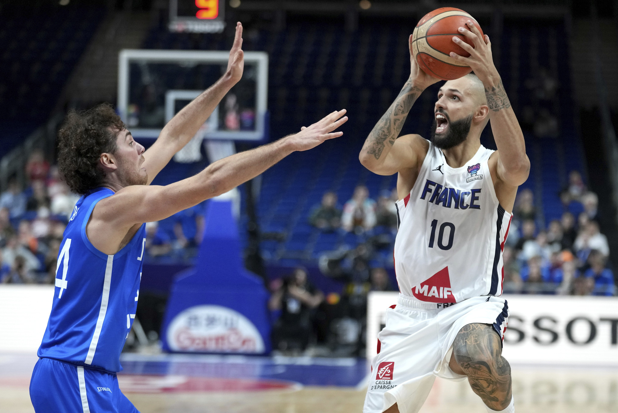 Eva Fournier of France, right, is challenged by Italy's Alessandro Pajola, left, during the Eurobasket quarter final basketball match between France and Italy in  lt;HIT gt;Berlin lt;/HIT gt;, Germany, Wednesday, Sept. 14, 2022. (AP Photo/Michael Sohn)