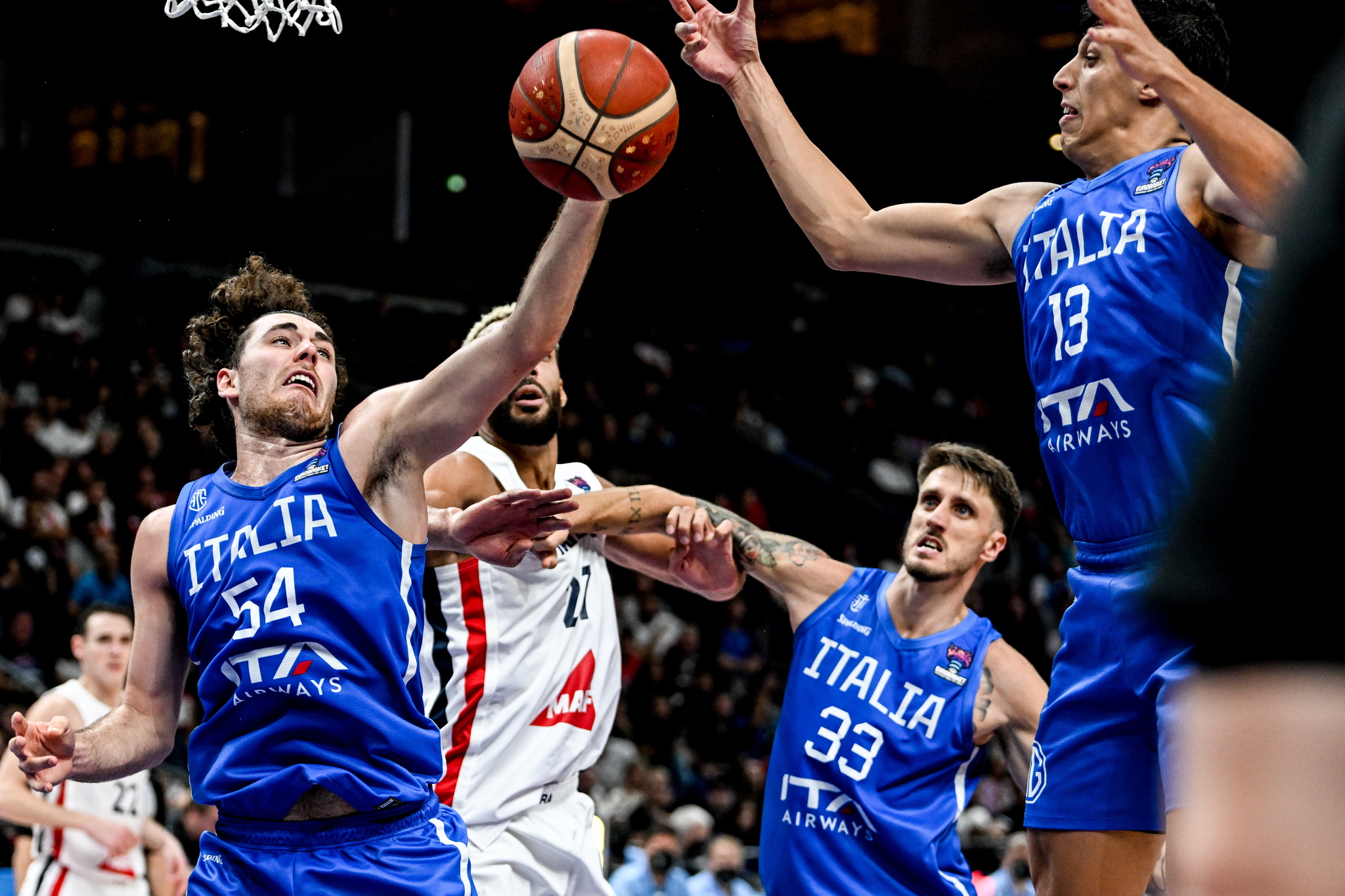  lt;HIT gt;Berlin lt;/HIT gt; (Germany), 14/09/2022.- Alessandro Pajola (L) of Italy, Achille Polonara of Italy (2nd -R), Simone Fontecchio of Italy (R) in action against Rudy Gobert (2nd -L) of France during the FIBA EuroBasket 2022 Quarter Finals match between Italy and France at EuroBasket Arena in  lt;HIT gt;Berlin lt;/HIT gt;, Germany, 14 September 2022. (Baloncesto, Francia, Alemania, Italia) EFE/EPA/FILIP SINGER