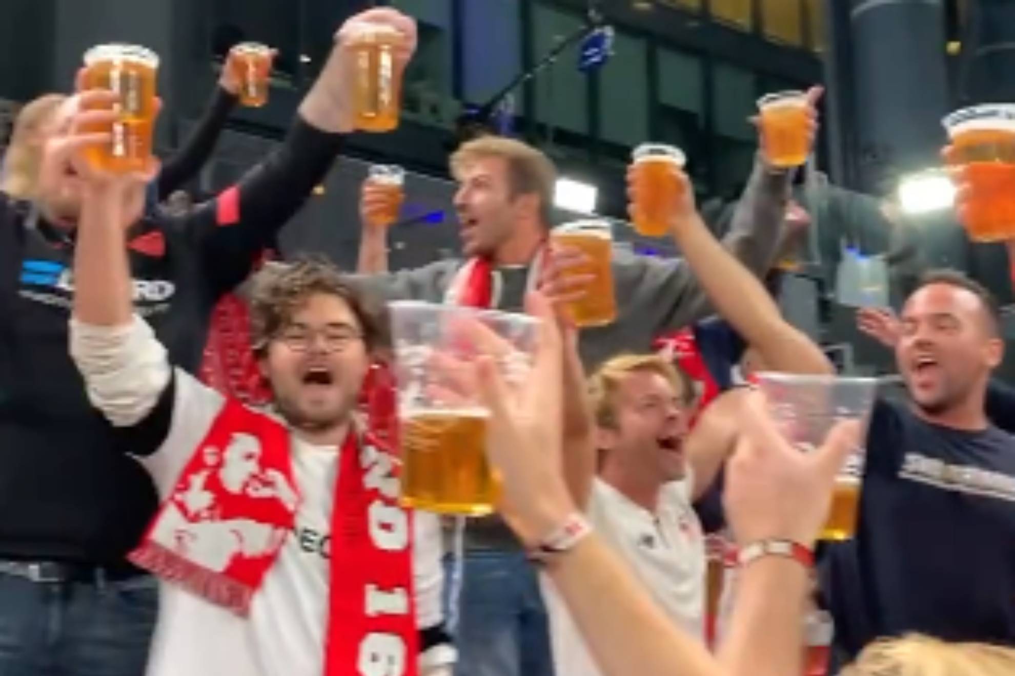 El Copenhague invita a cervezas a los aficionados del Sevilla y el vídeo da la vuelta al mundo: "Salud"