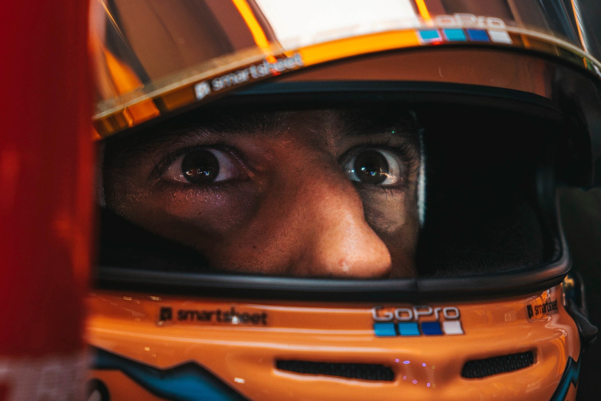 Ricciardo subido en su McLaren | MCLAREN