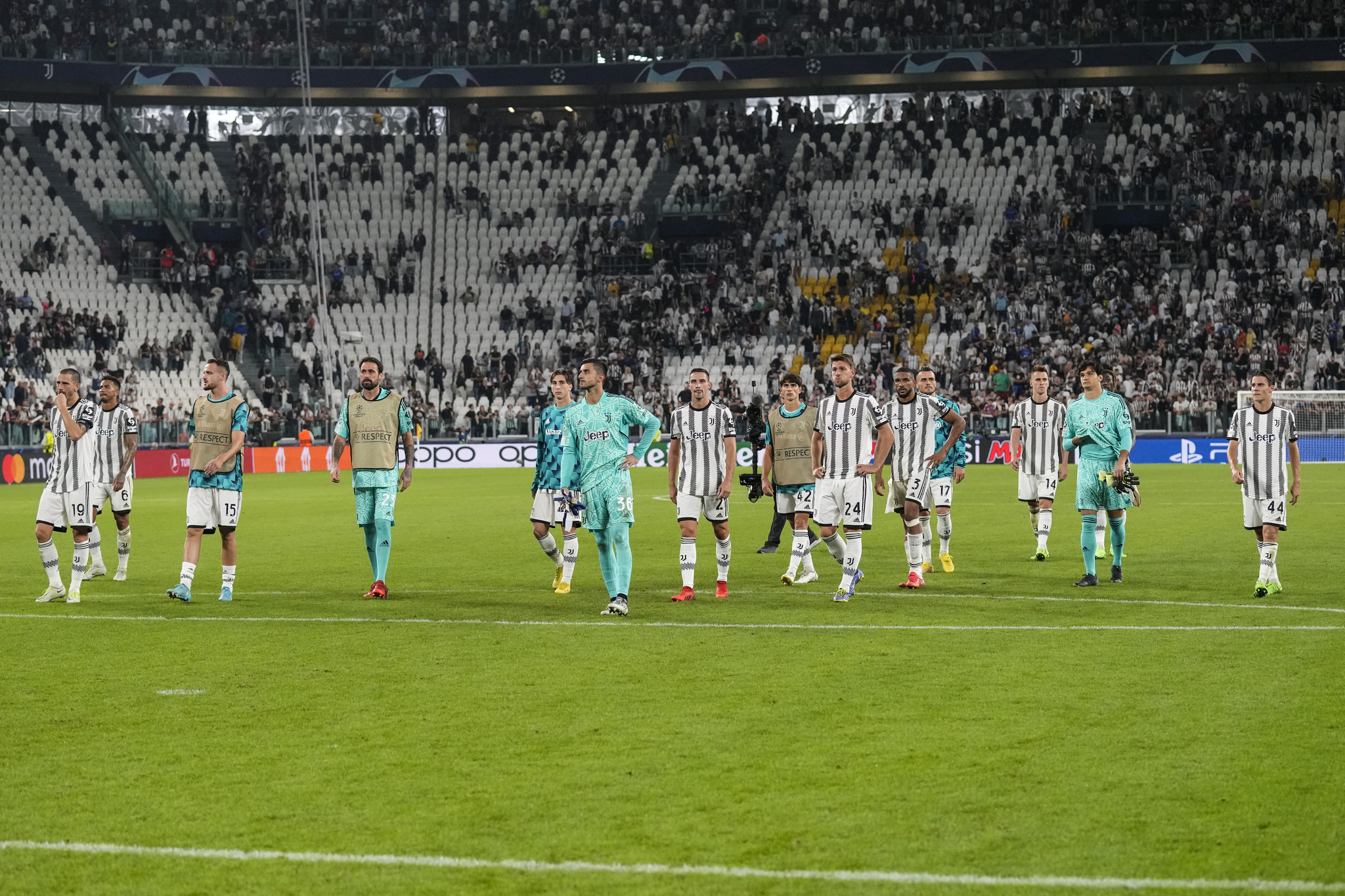 Los jugadores de la Juventus piden perdn a la Curva.