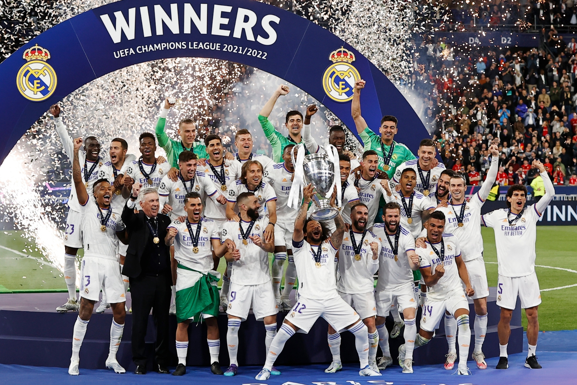 Los jugadores del Real Madrid celebran la Decimocuarta de París. ÁNGEL RIVERO