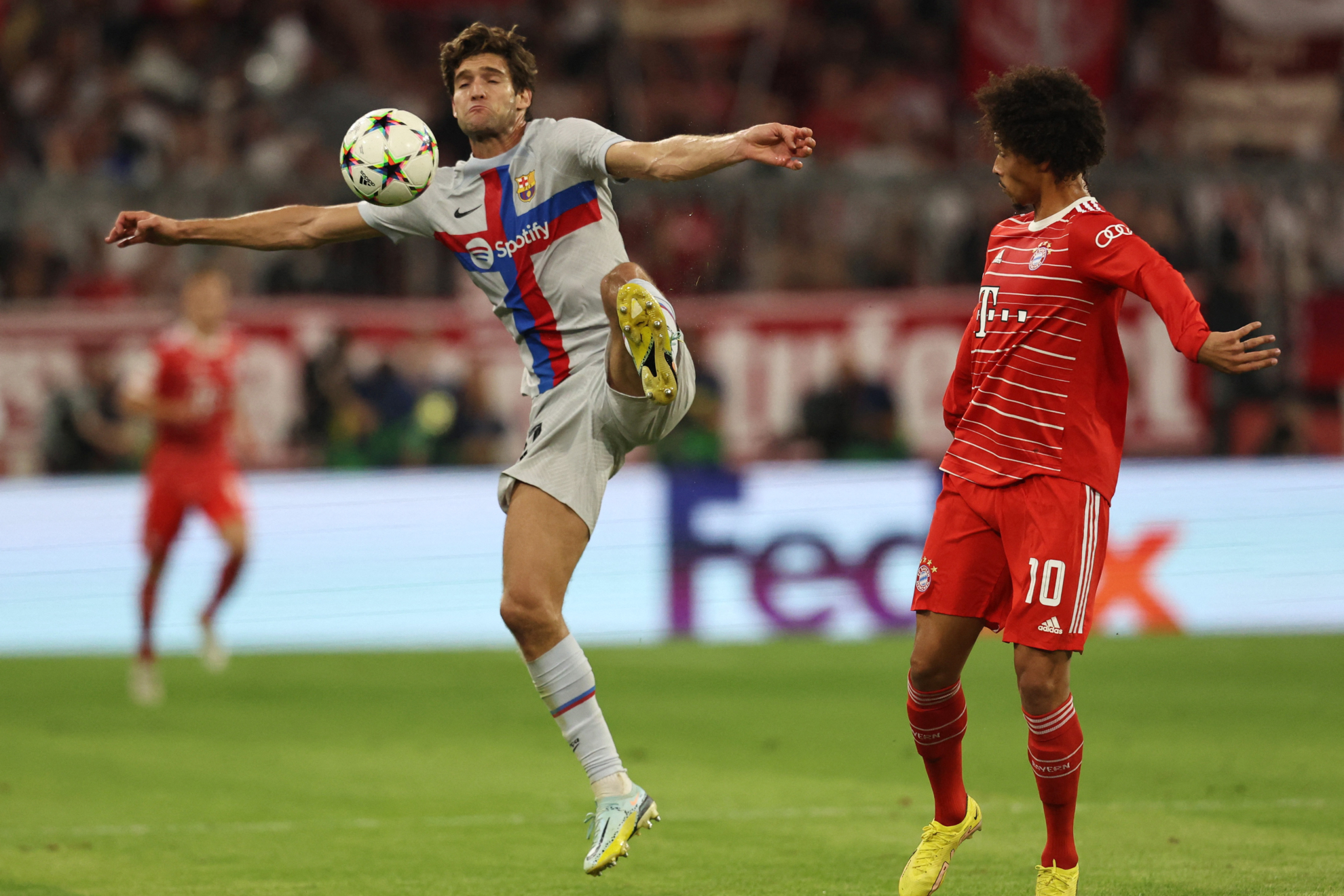 Marcos Alonso durante el partido ante el Bayern | Reuters