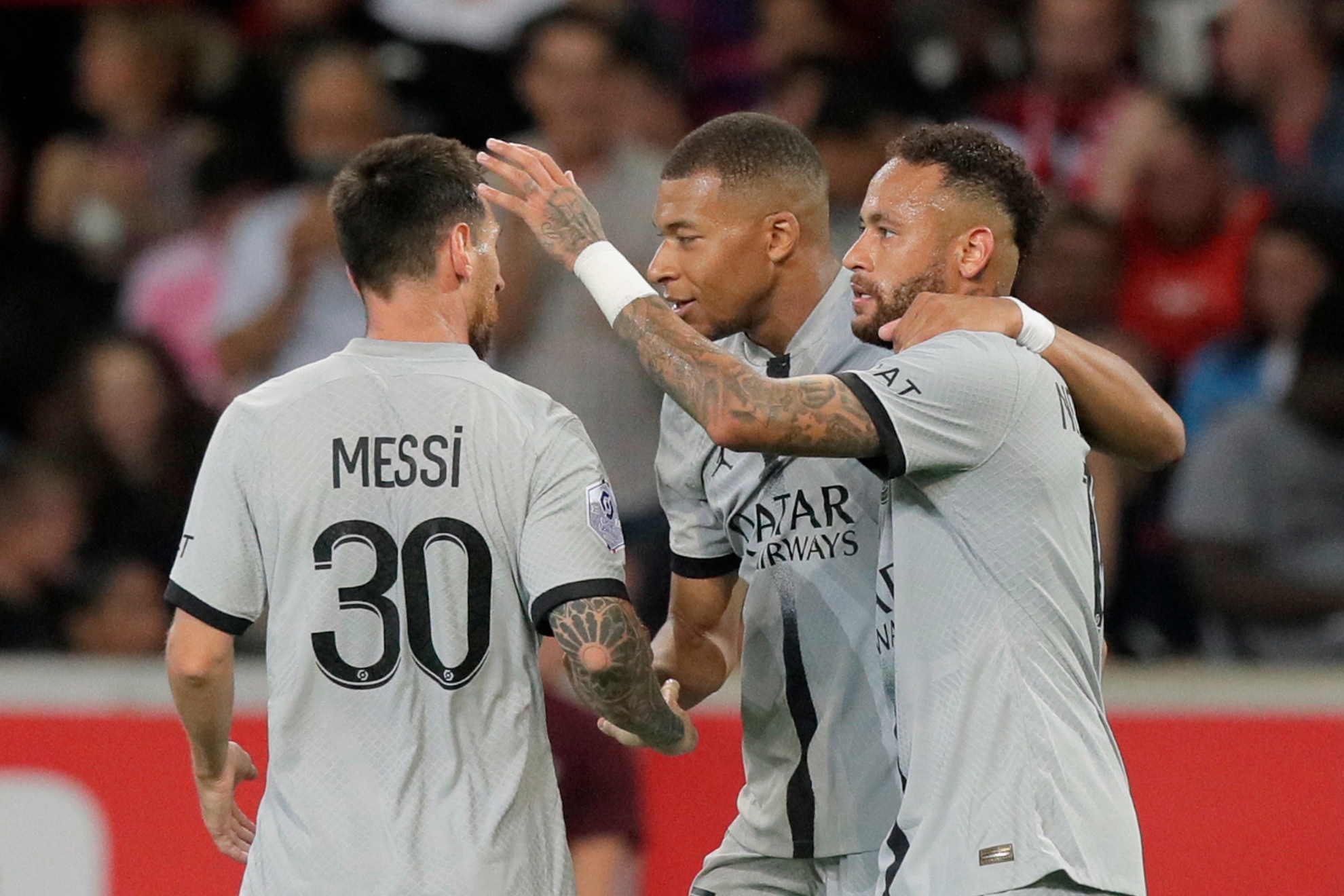 Messi, Neymar y Mbappé celebran un gol con el PSG. AP