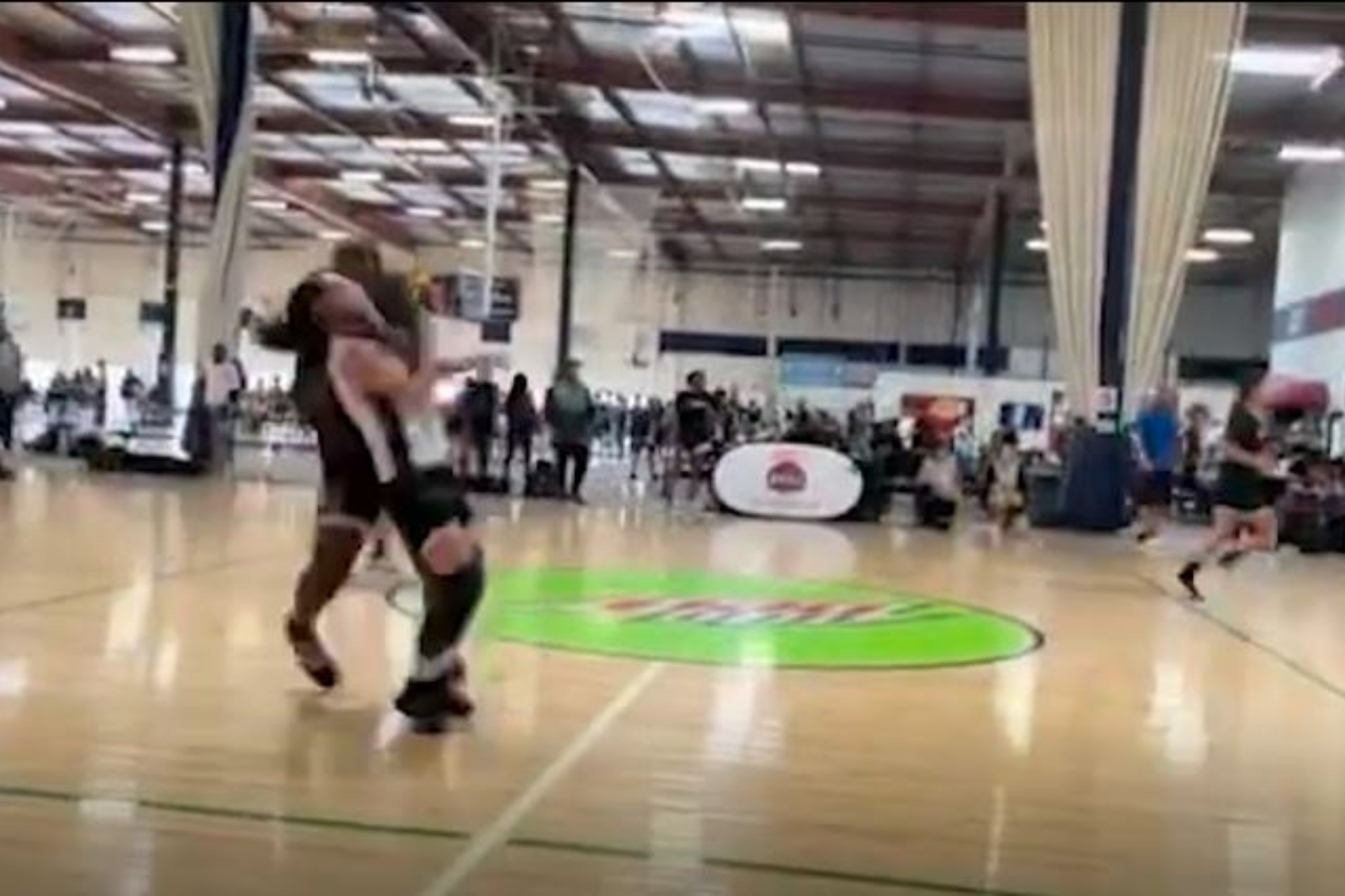 La hija de un ex NBA le pega un puetazo a una rival en un partido de cantera: la deja KO