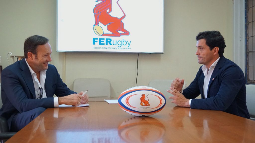 Juan Carlos Martn, Presidente de la FER, y Jos Mara Maestro, Presidente del Club Rugby Mlaga en la firma del acuerdo de organizacin del encuentro.