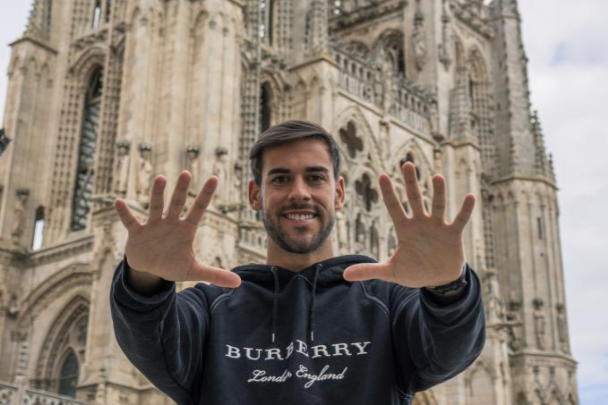 Jos Antonio Caro, portero del Burgos CF, posa frente a la Catedral de Burgos. / MARCA.com