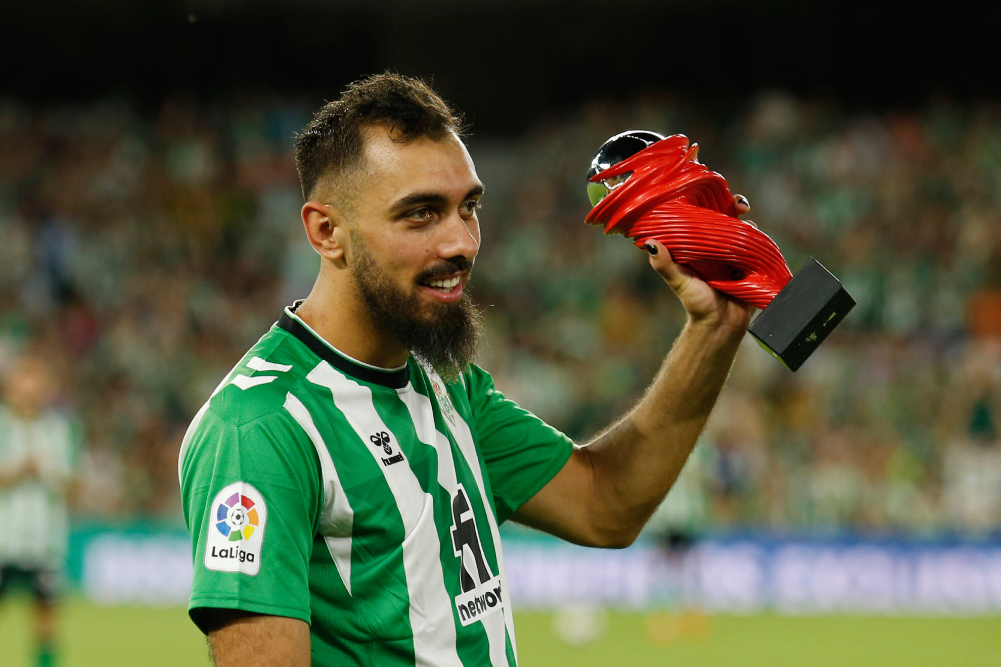Borja recibe el premio de mejor jugador de la Liga en el mes de agosto.