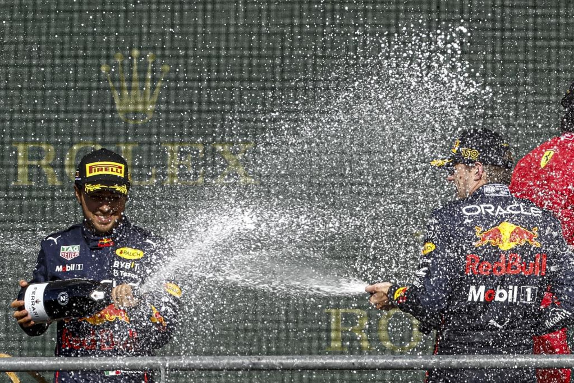 Checo Pérez y Max Verstappen, en el podio del GP de Bélgica 2022, / EFE