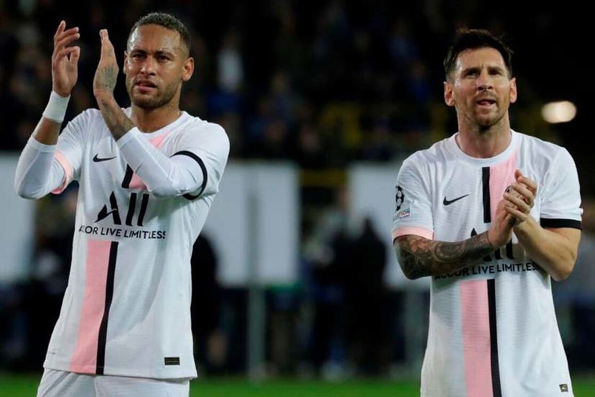 Neymar y Messi aplaudiendo a la afición después de un encuentro del PSG / EFE