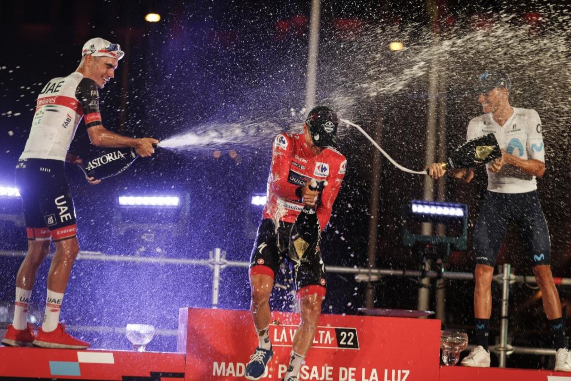 Evenepoel, Mas y Ayuso celebran con champán en el podium de LaVuelta. EFE
