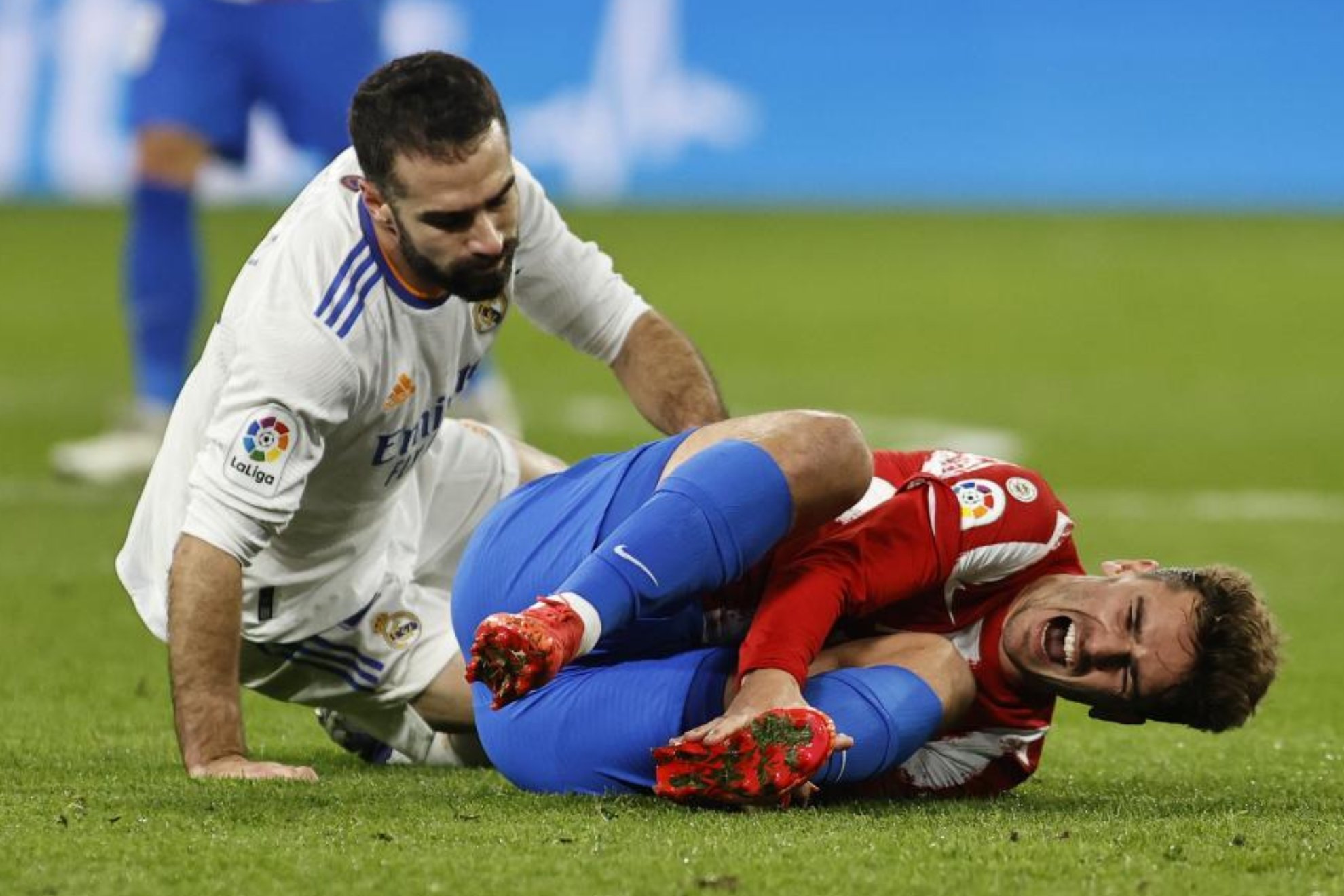 Griezmann se duele de la entrada recibida ante el Real Madrid / CHEMA REY