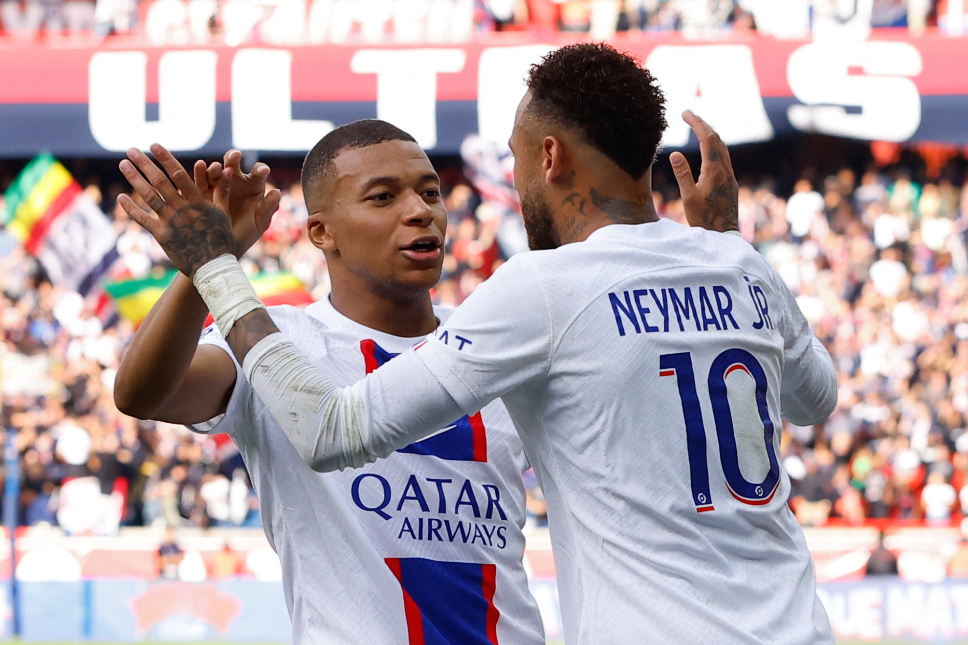 Kylian Mbappé y Neymar celebran un gol con el PSG | Reuters