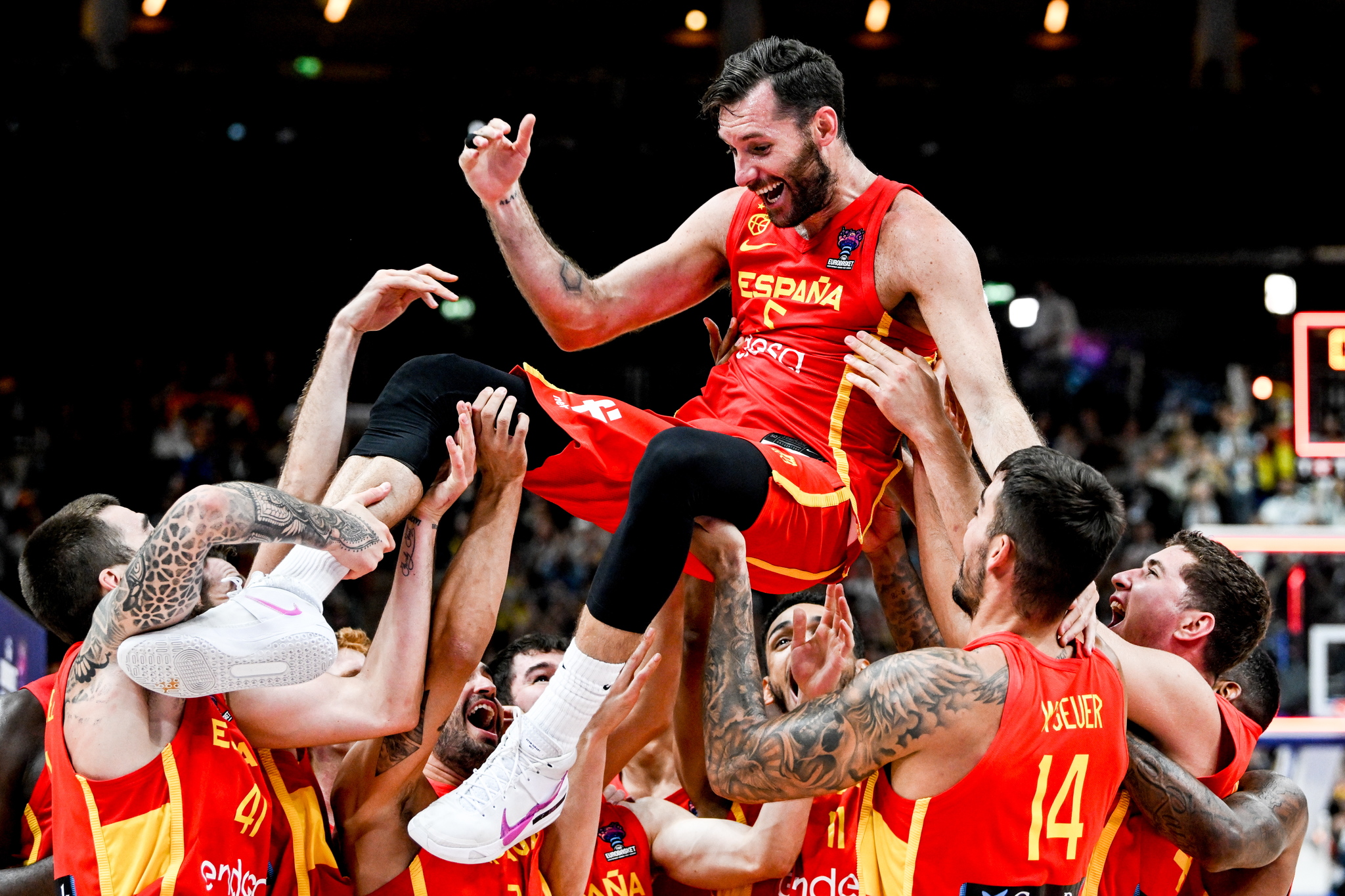 Berlin (Germany), 16/09/2022.- Spain's Rudy Fernandez (up) and teammates celebrate after winning the FIBA EuroBasket 2022 semi final match between Germany and Spain in Berlin, Germany, 16 September 2022. (Baloncesto,  lt;HIT gt;Alemania lt;/HIT gt;,  lt;HIT gt;España lt;/HIT gt;) EFE/EPA/FILIP SINGER
