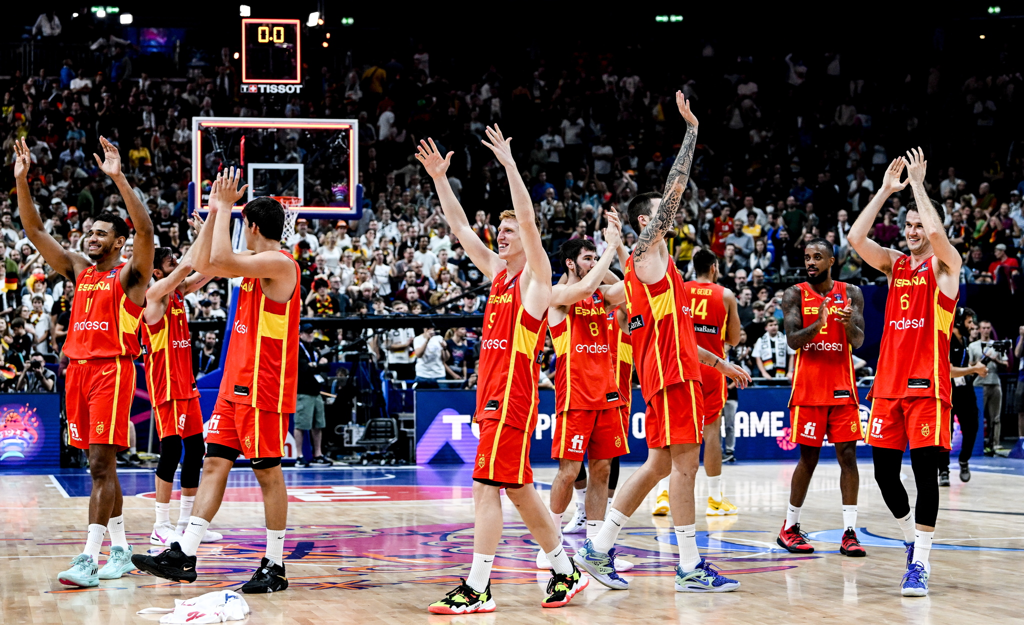 Berlin (Germany), 16/09/2022.- Players of Spain celebrate after winning the FIBA EuroBasket 2022 semi final match between Germany and Spain in Berlin, Germany, 16 September 2022. (Baloncesto,  lt;HIT gt;Alemania lt;/HIT gt;,  lt;HIT gt;España lt;/HIT gt;) EFE/EPA/FILIP SINGER