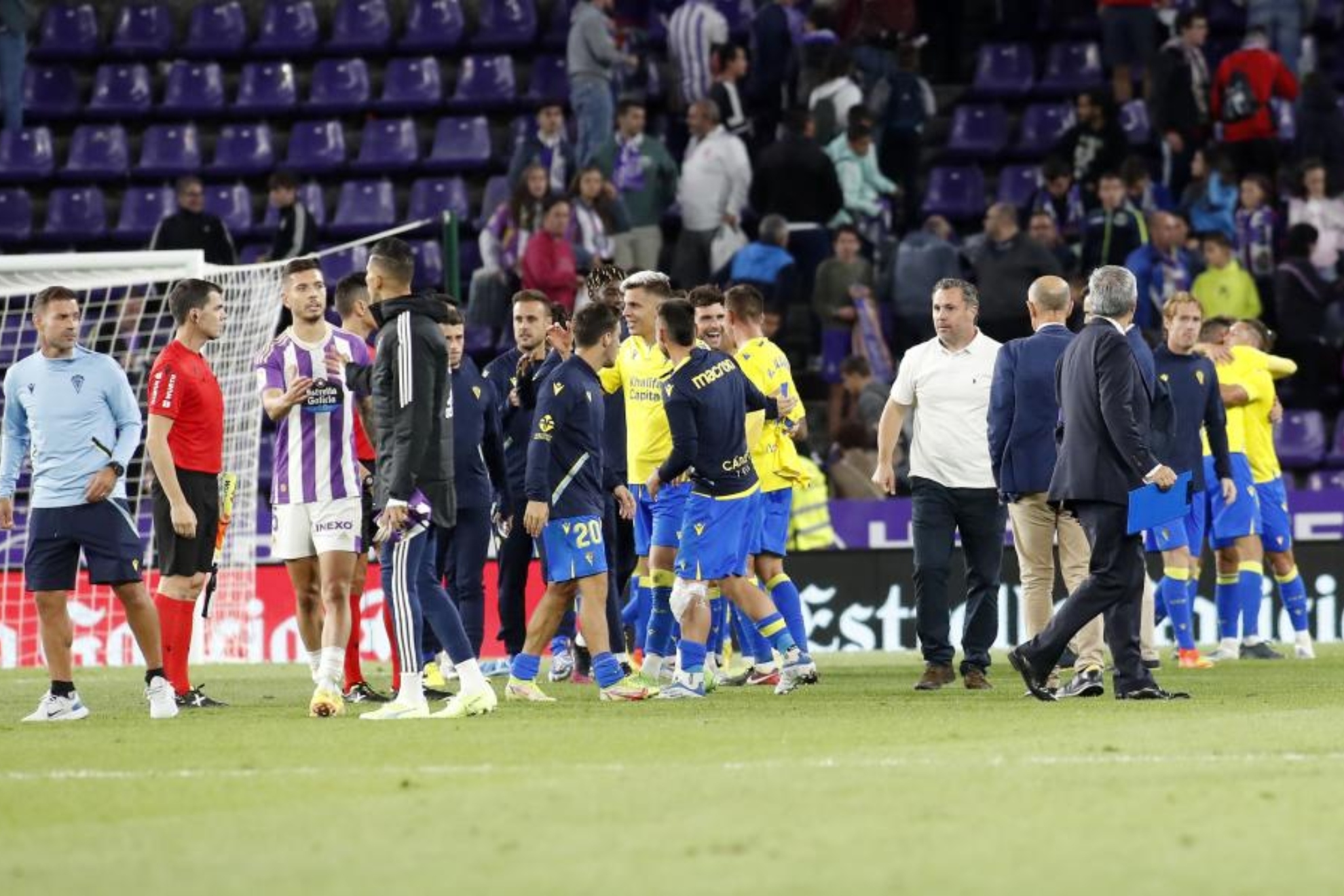 Los jugadores del Cádiz, al final del partido. / MARCA