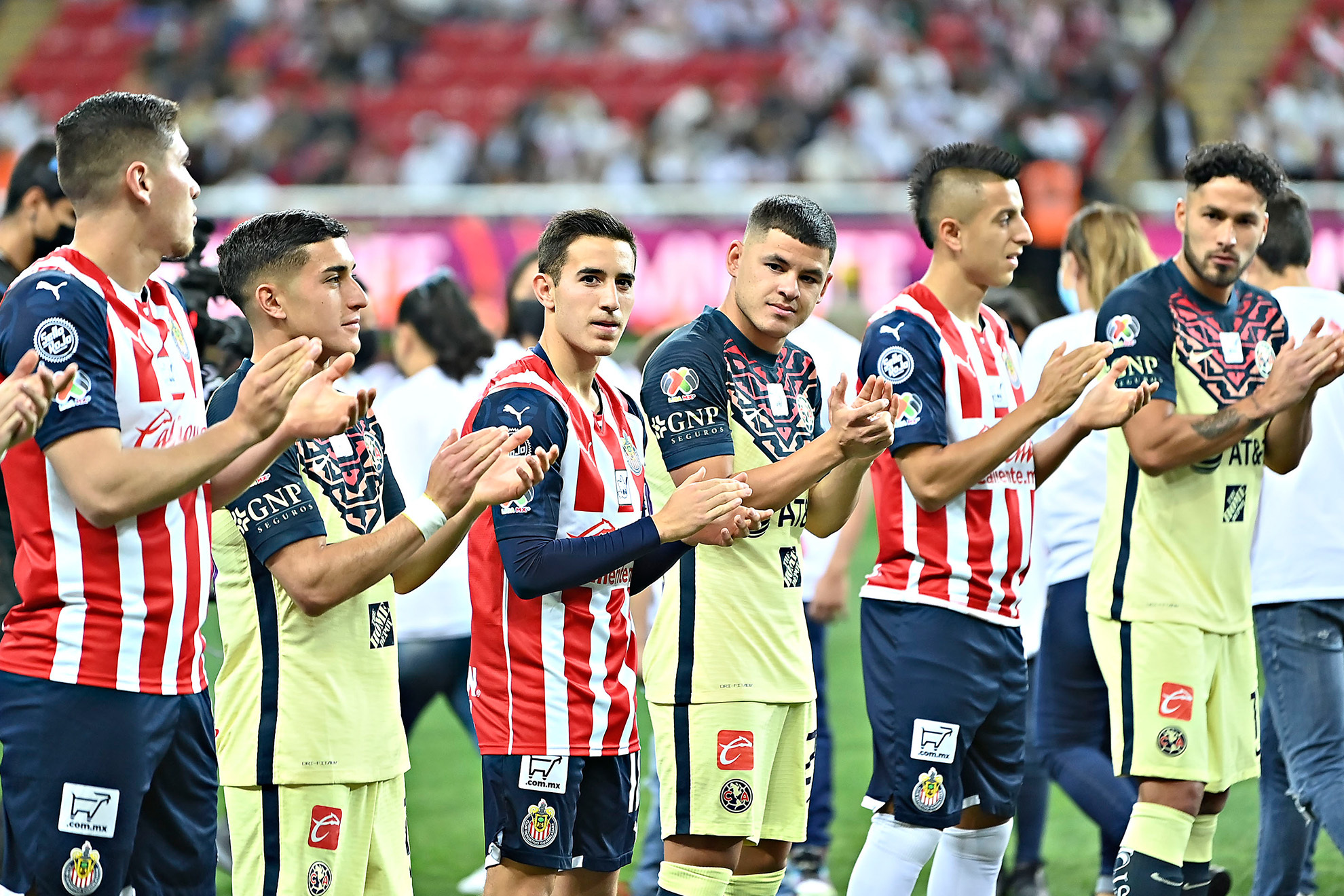 Aficionados sorprenden a los jugadores de Chivas y América con serenata. | Imago7