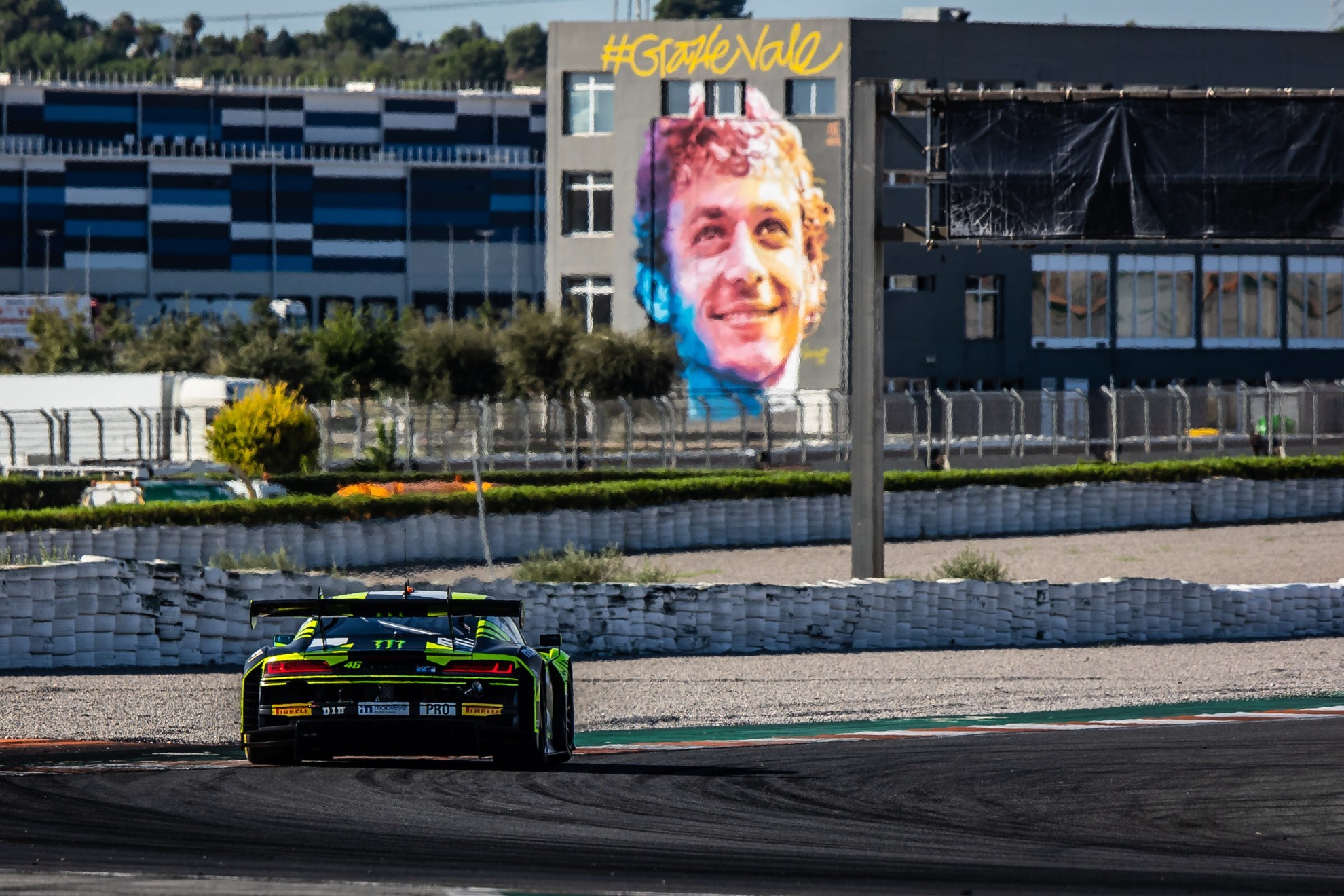 El mural con la cara del piloto italiano preside la parrilla de salida del Circuit Ricardo Tormo