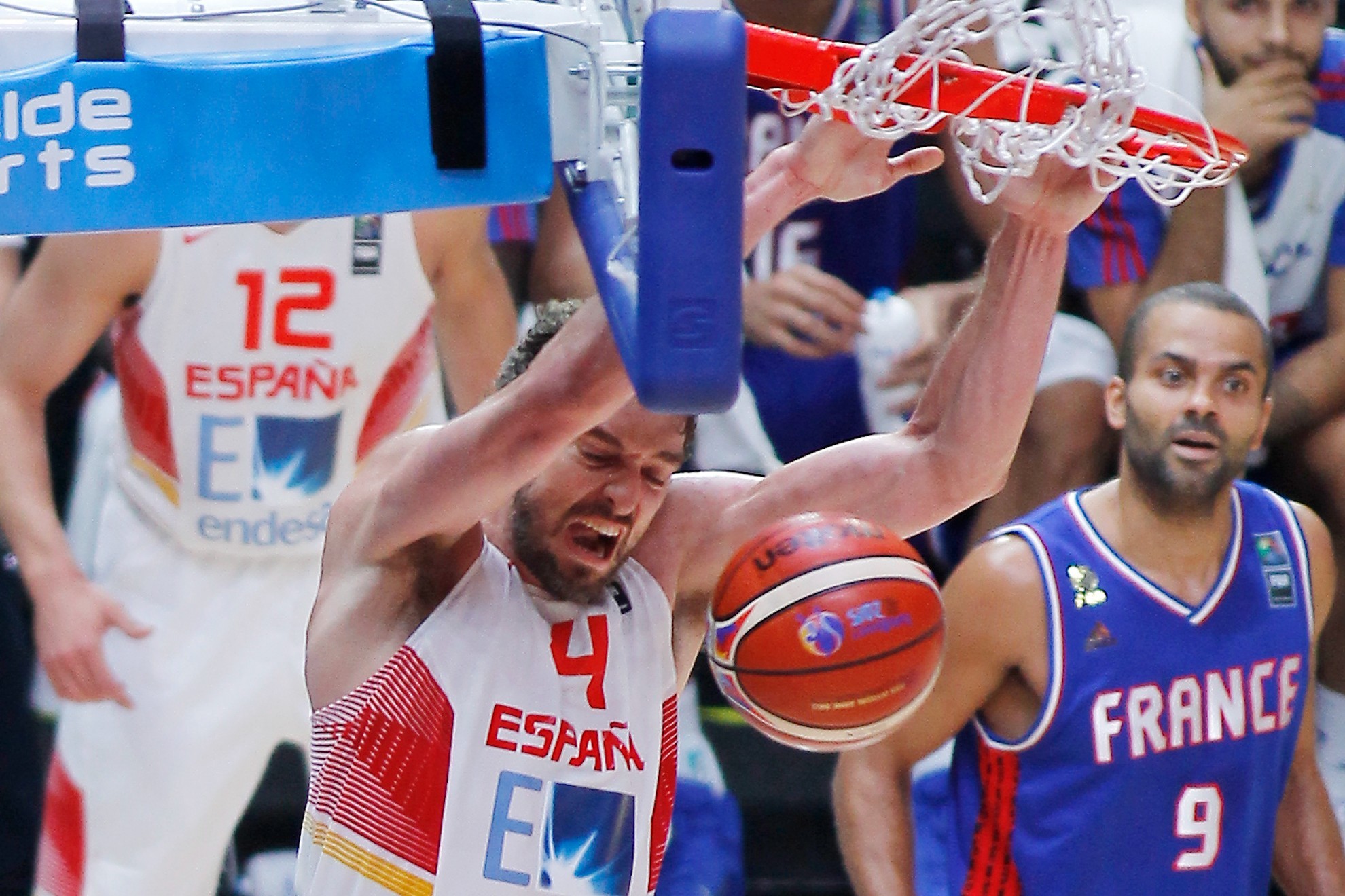 Pau Gasol machaca el aro de Francia en la semifinal del Eurobasket 2015. ÁNGEL RIVERO