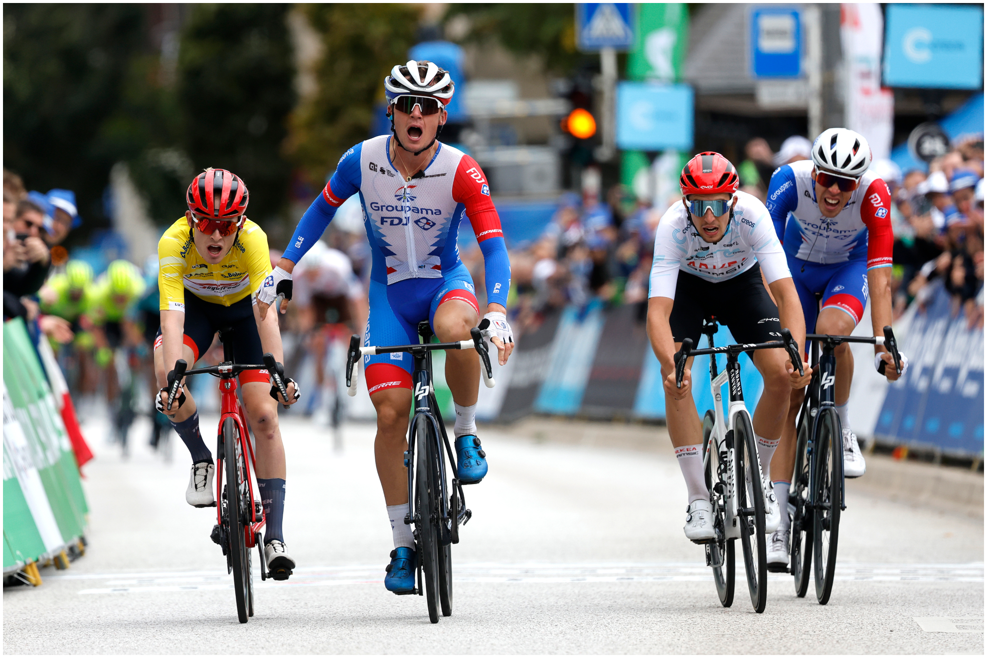 Valentin Madouas, con Skjelmose, de amarillo, detrás, en la meta de la quinta etapa / Getty Images.