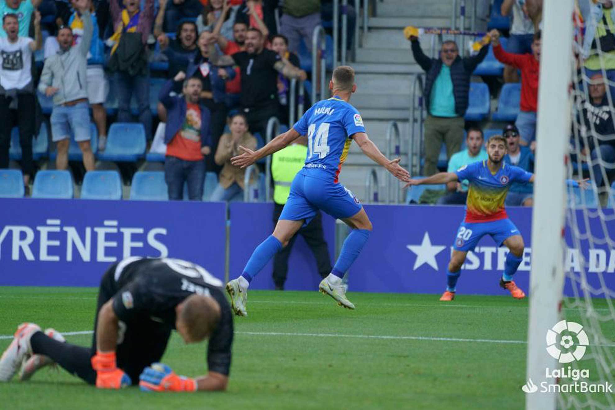 Sergio Molina celebra su gol, primero del Eibar, tras batir a Yoel, de rodillas en el suelo / LaLiga