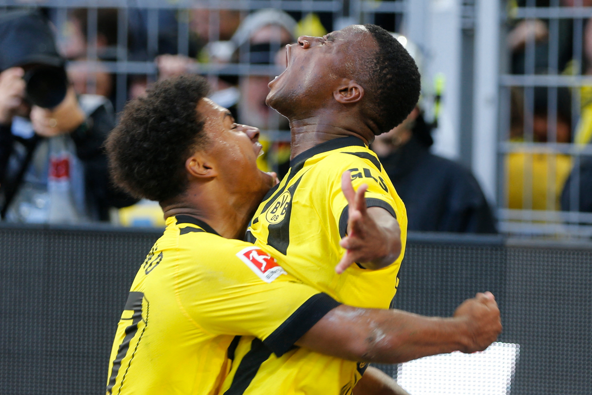Borussia Dortmund se lleva el derbi del Ruhr para ser líder provisional de la Bundesliga