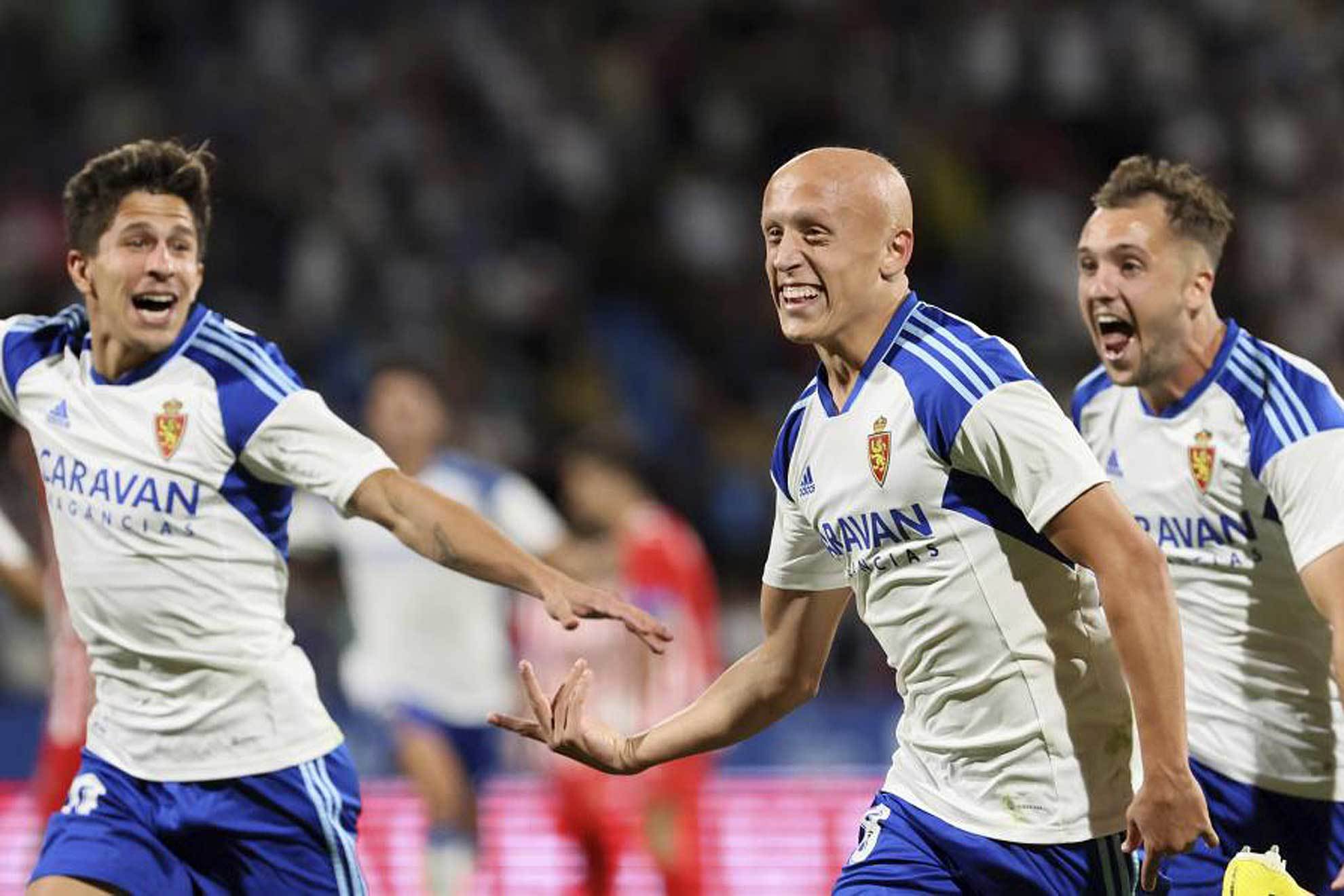 Mollejo celebra su gol al Sporting junto a Giuliano y Vada / TONI GALÁN