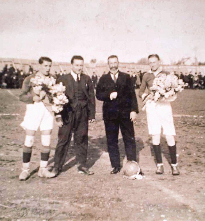 Inaguracin del campo con Guillermo (tercero por la izquierda )