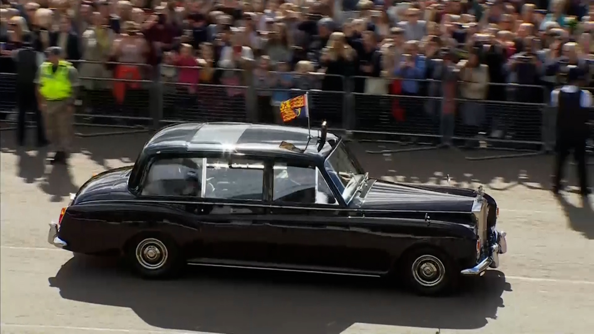 King Charles motorcade arrives at Buckingham Palace ahead of Queen's funeral