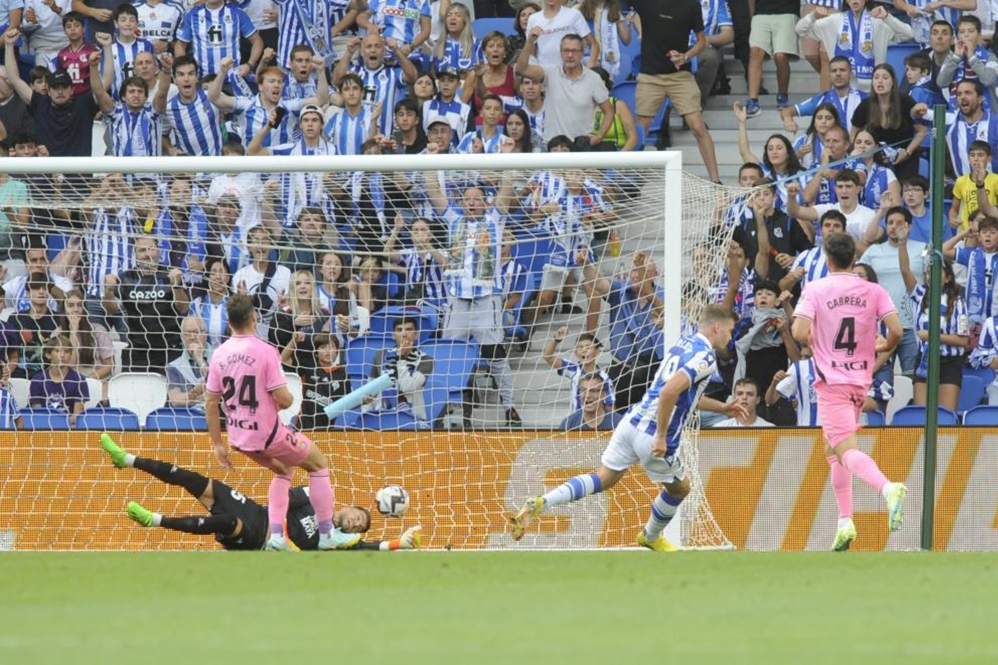 Sorloth marca el primer gol de la Real Sociedad. JOSUNE MTZ. DE ALBENIZ