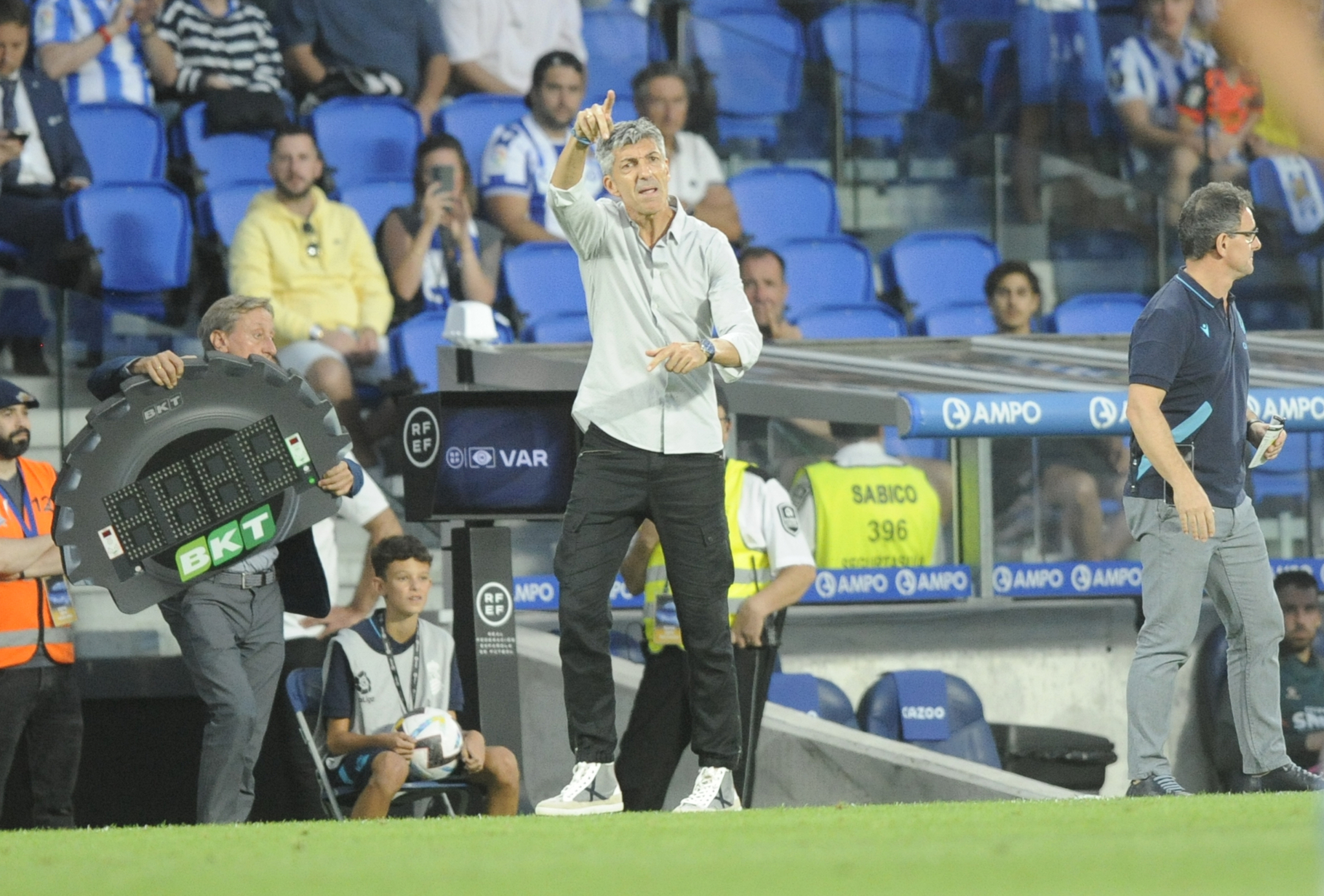 Imanol Alguacil realiza una indicación a sus jugadores, durante el partido contra el Espanyol.