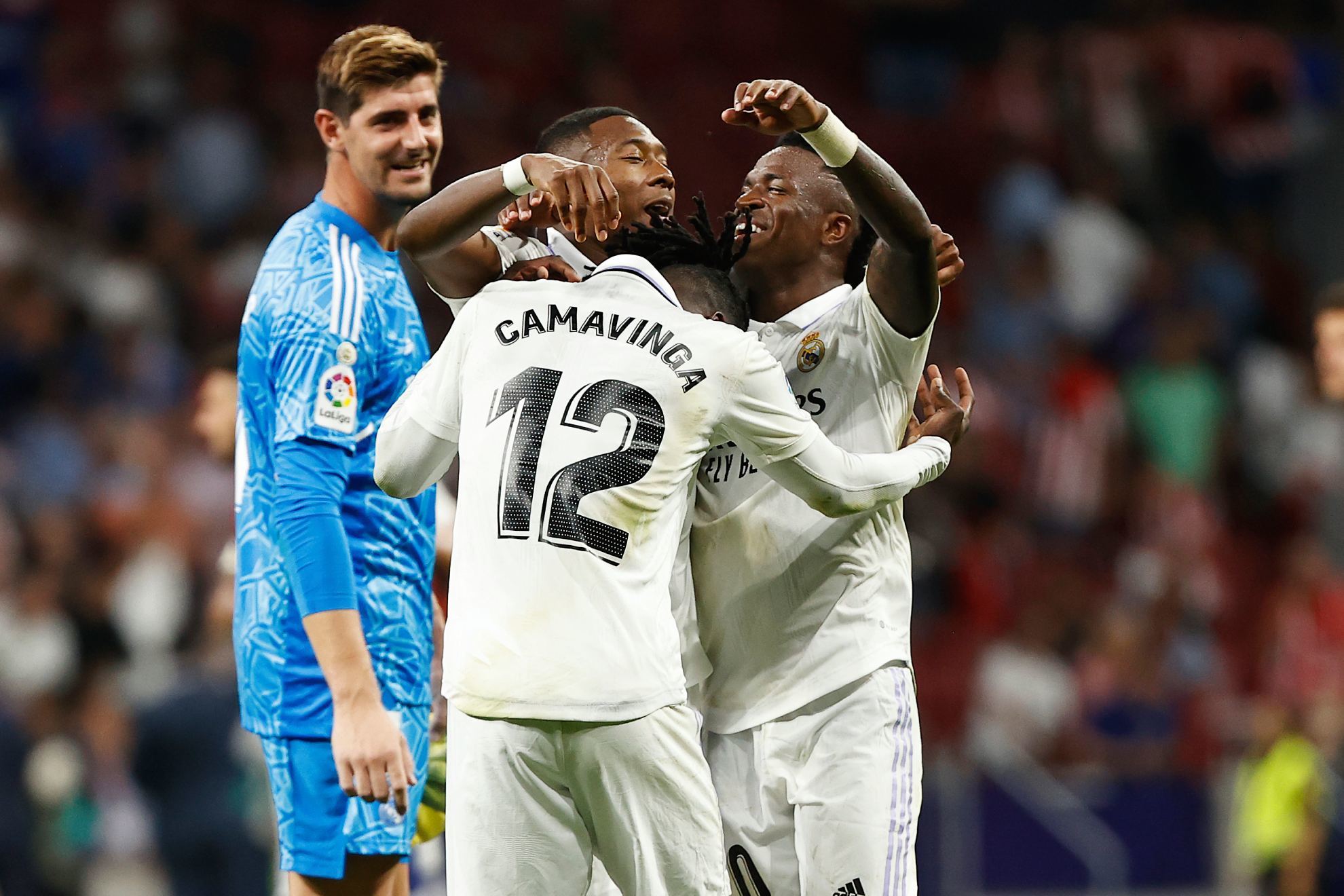 Los jugadores del Madrid se abrazan tras ganar el derbi. ÁNGEL RIVERO