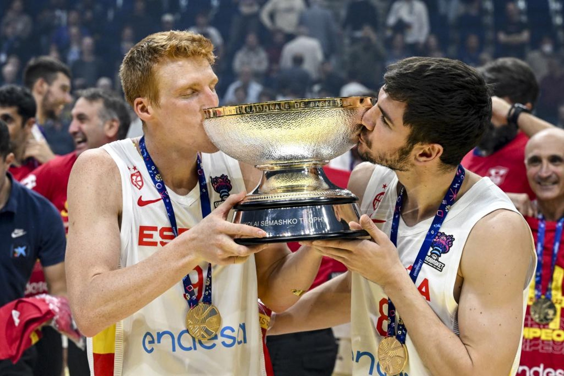 Alberto Díaz y Darío Brizuela besan el trofeo de campeones del Eurobasket / EFE