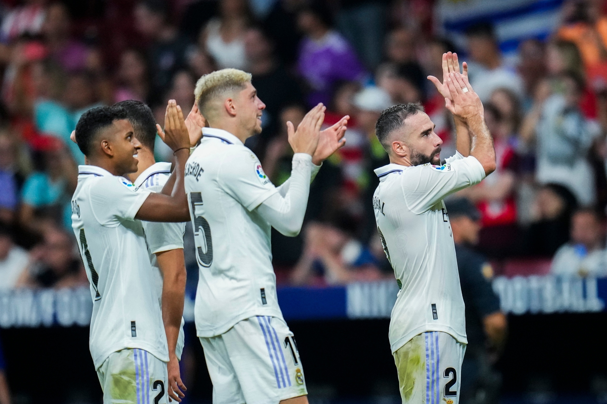 Real Madrid players applaud to supporters at the end of the Spanish La Liga soccer match between Atletico Madrid and Real Madrid at the Wanda Metropolitano stadium in Madrid, Spain, Sunday, Sept. 18, 2022. Real Madrid won 2-1. / AP