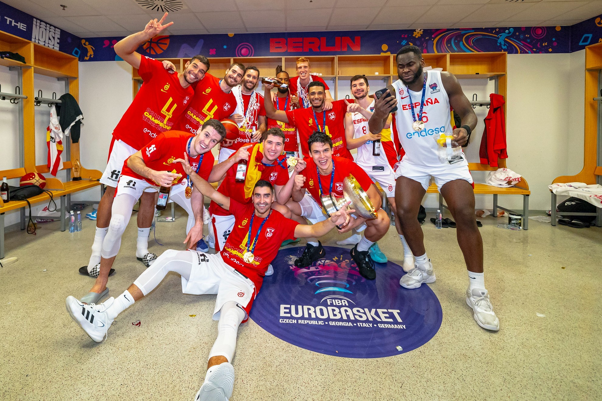 Los jugadores de la selección celebran la consecución del Eurobasket en el vestuario. ALBERTO NEVADO/FEB