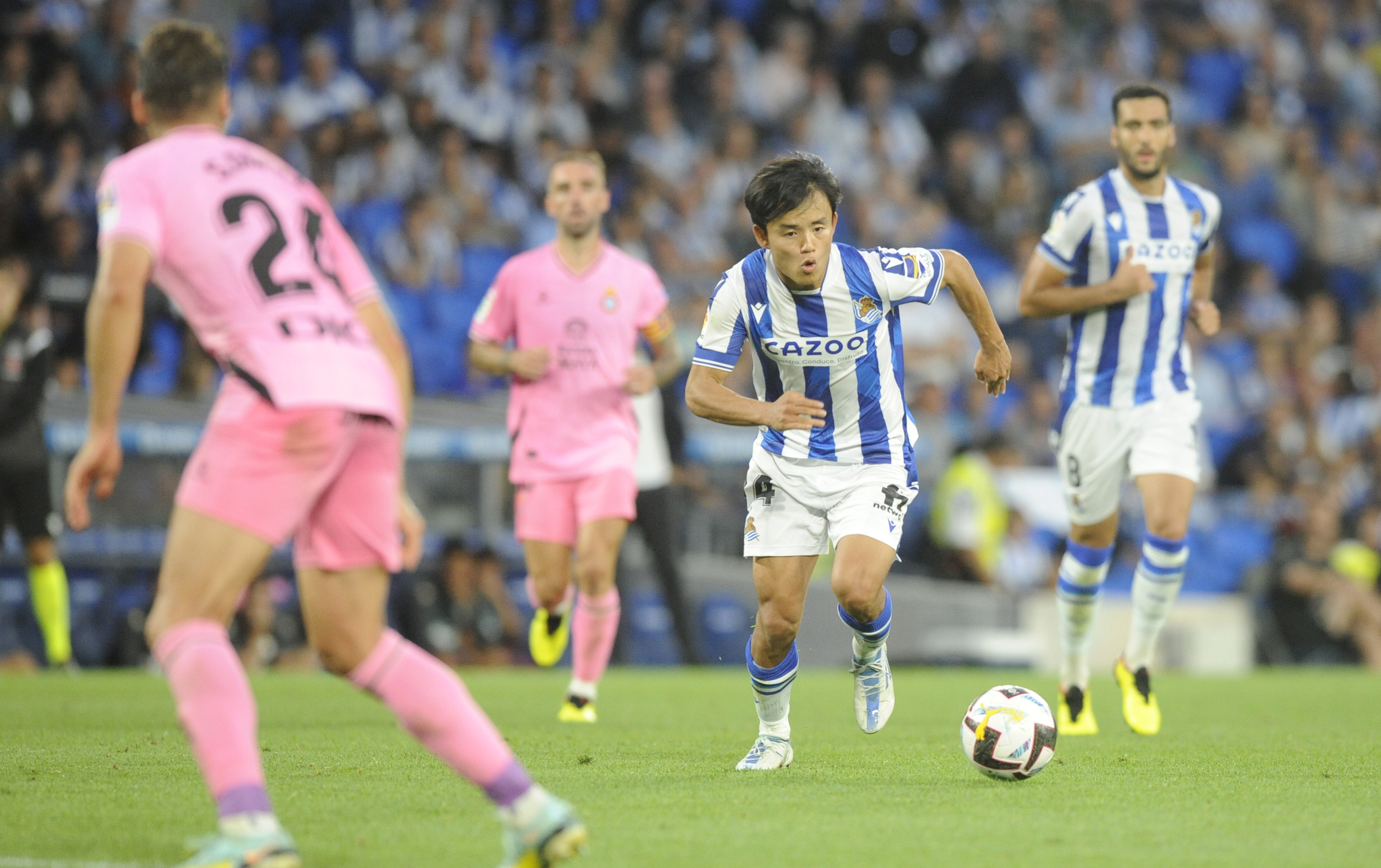 Take Kubo conduce el balón, en el partido contra el Espanyol.