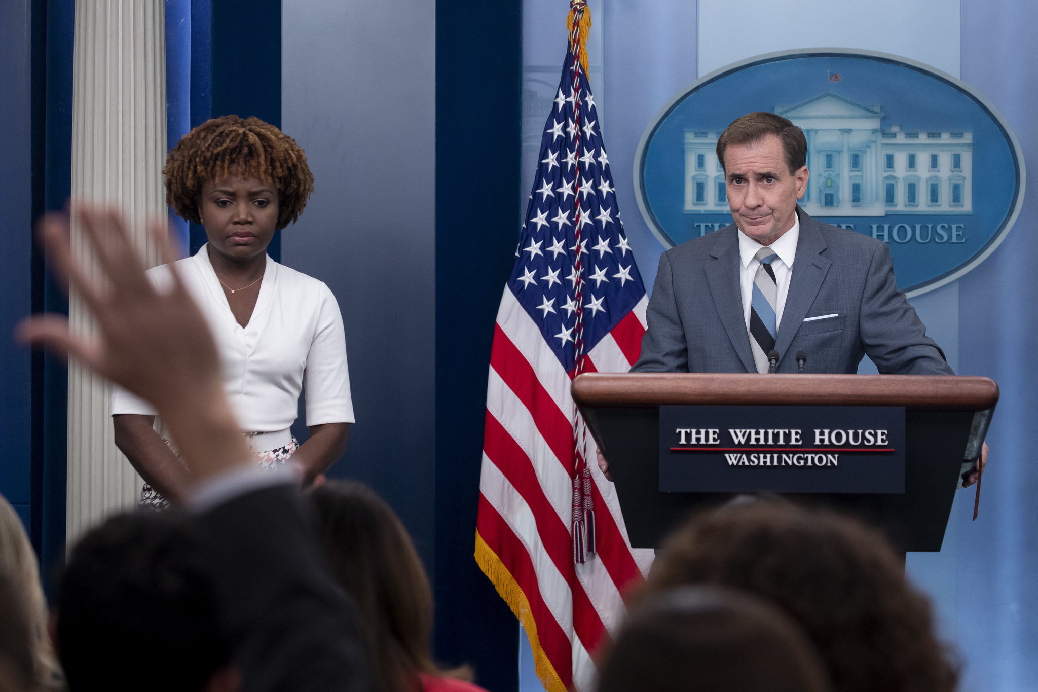 National Security Council Coordinator for Strategic Communications John Kirby (R) and White House Press Secretary Karine Jean-Pierre (L). EFE.