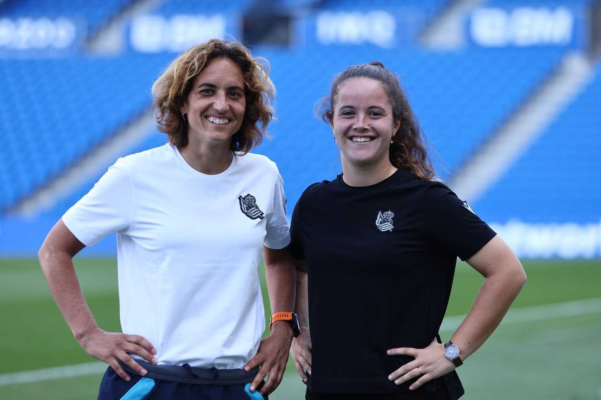 Natalia Arroyo y Nerea Eizagirre posan en el Reale Arena / Real Sociedad