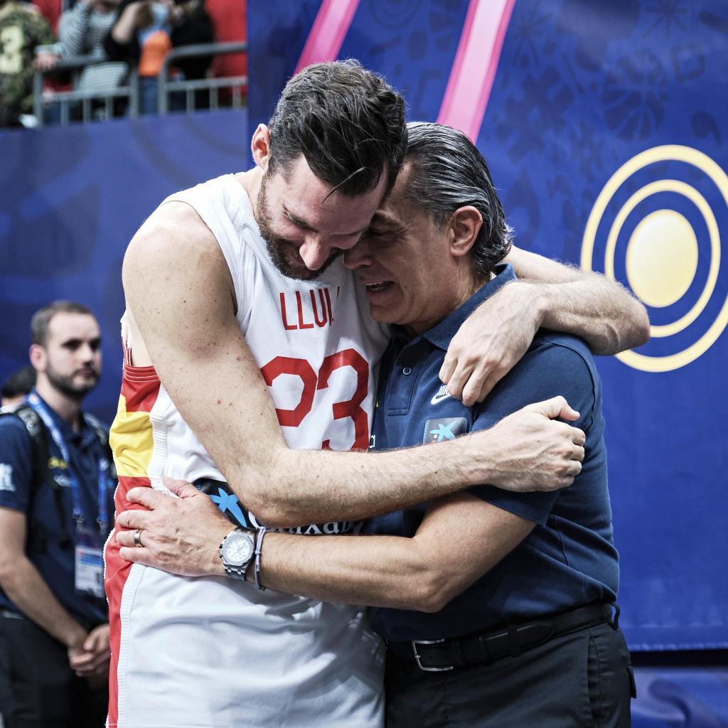Scariolo y Rudy se abrazan nada más conquistar el Eurobasket en Berlín.